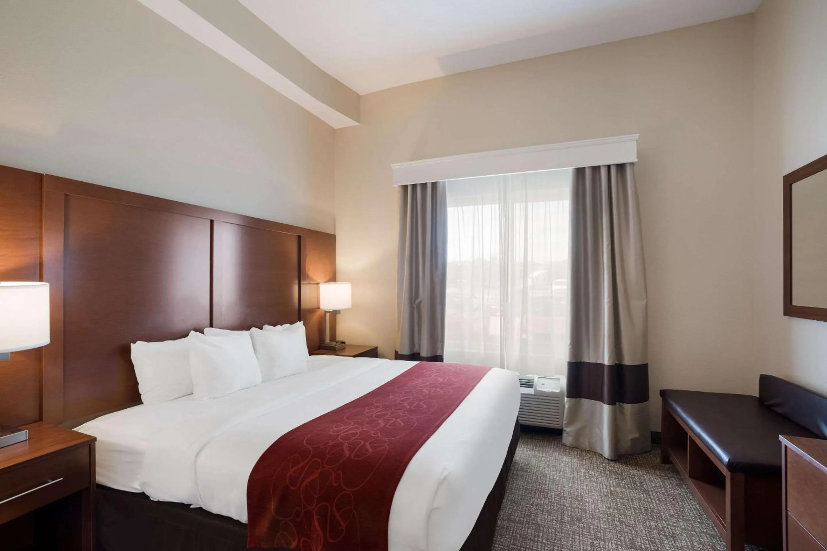 Bedroom, Bed in Comfort Suites Suffolk - Chesapeake