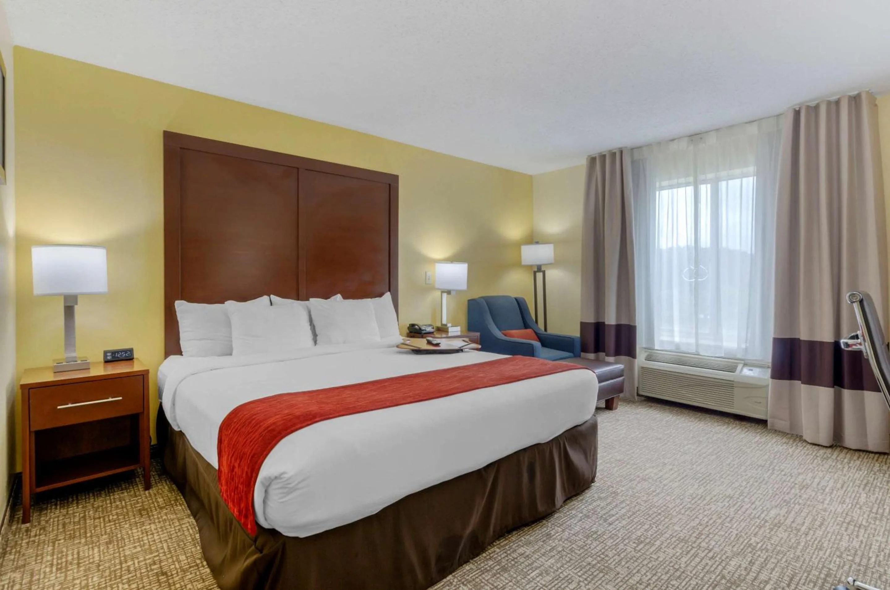 Bedroom, Bed in Comfort Inn & Suites Hillsville I-77