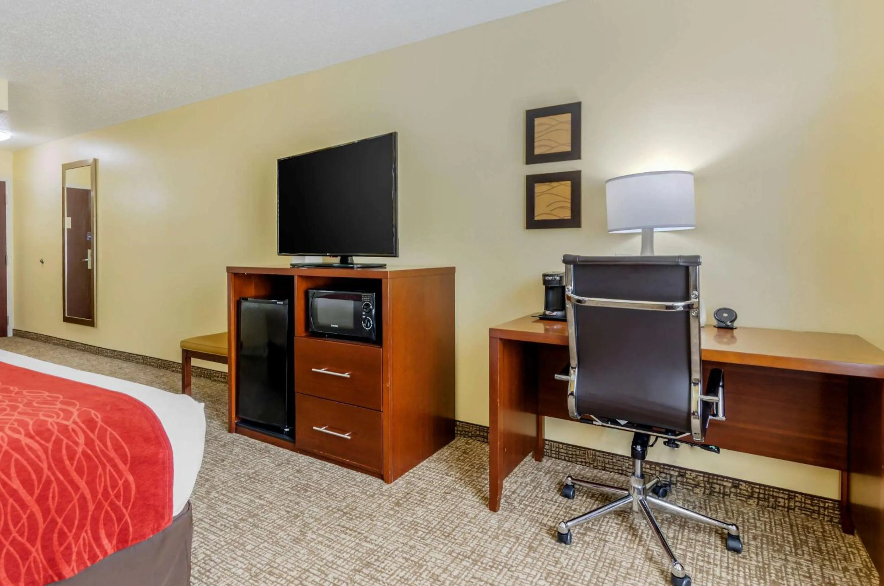 Photo of the whole room, Bed in Comfort Inn & Suites Hillsville I-77