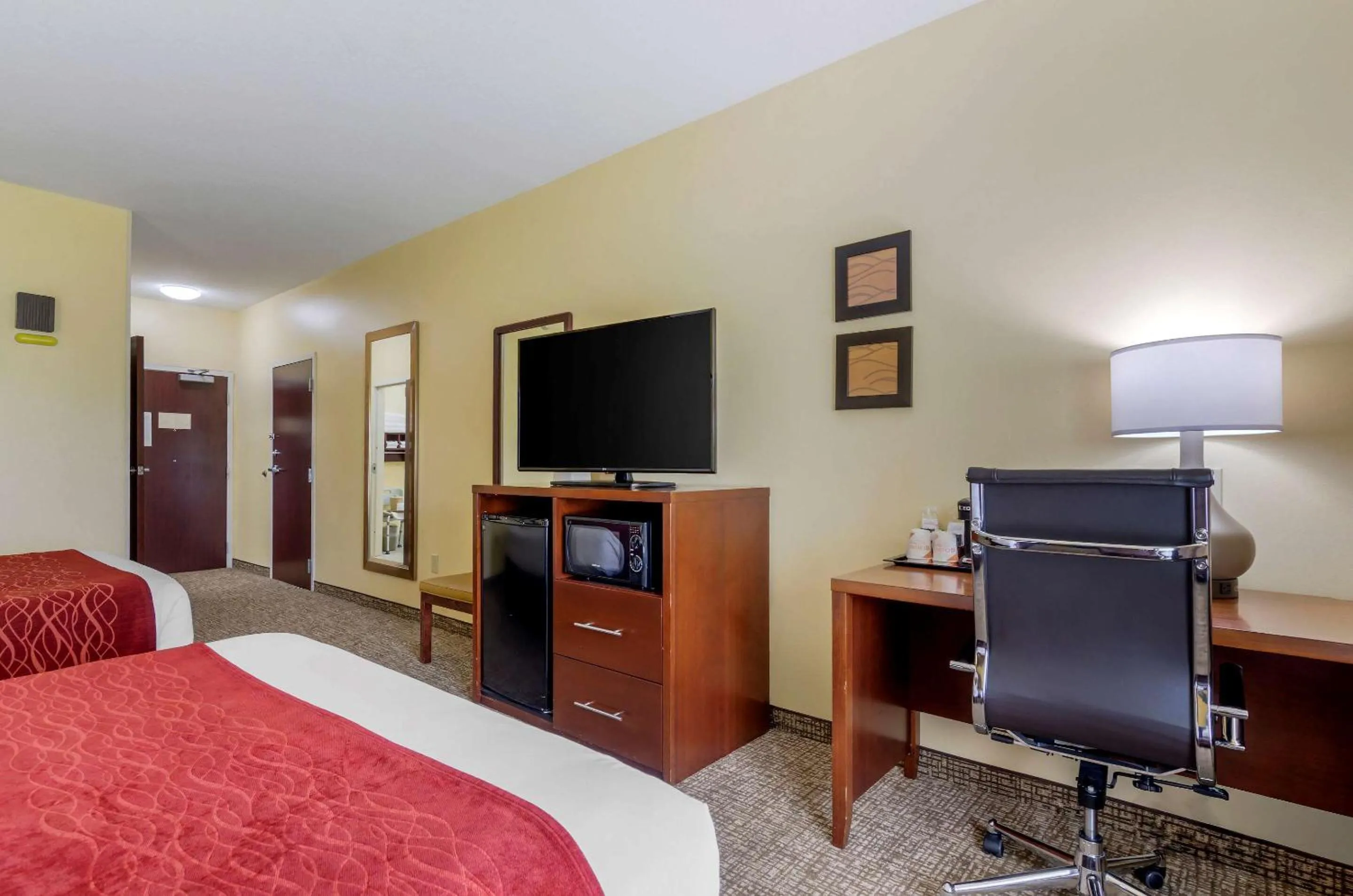 Bedroom, Bed in Comfort Inn & Suites Hillsville I-77