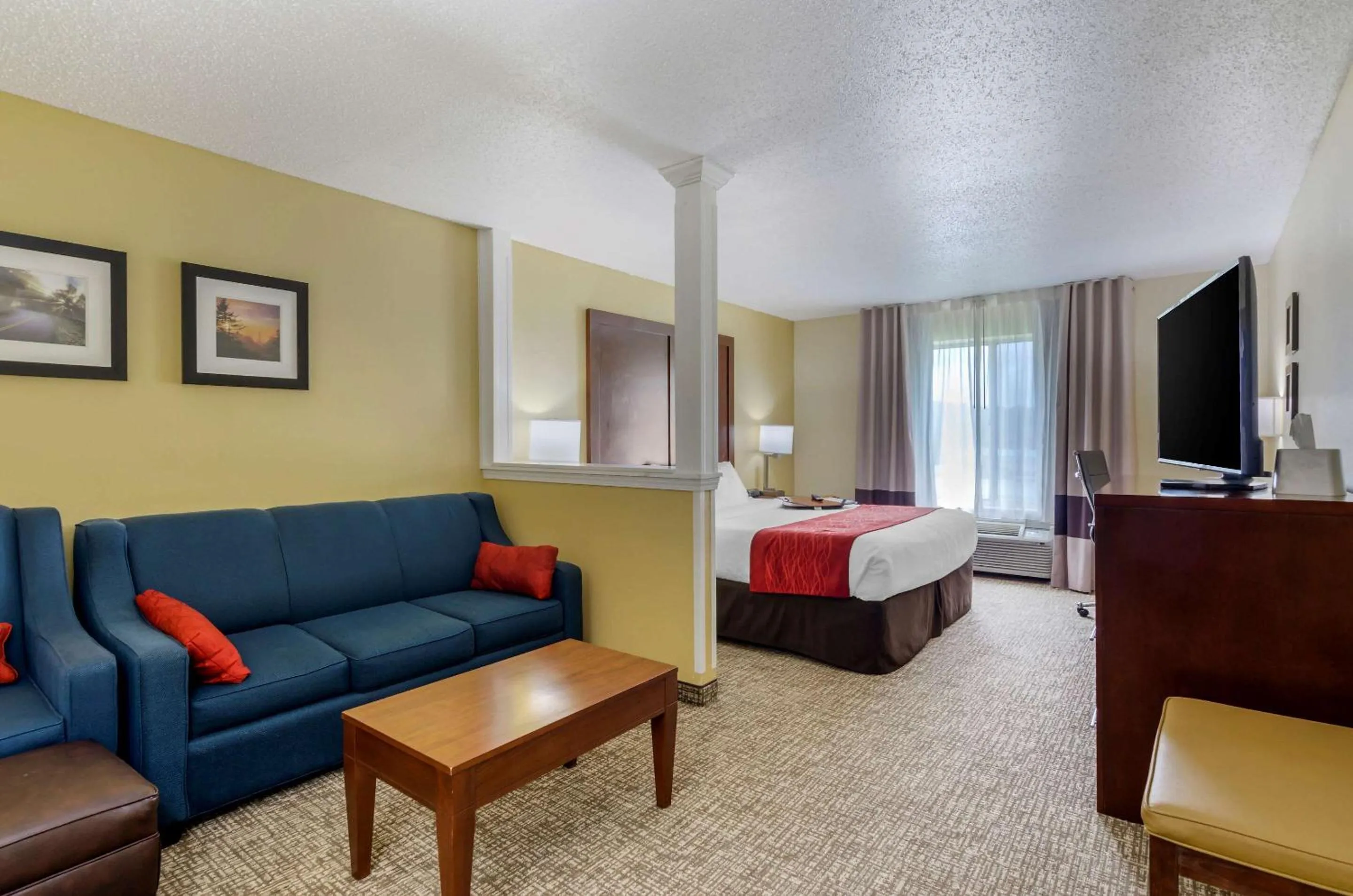 Photo of the whole room, Bed in Comfort Inn & Suites Hillsville I-77