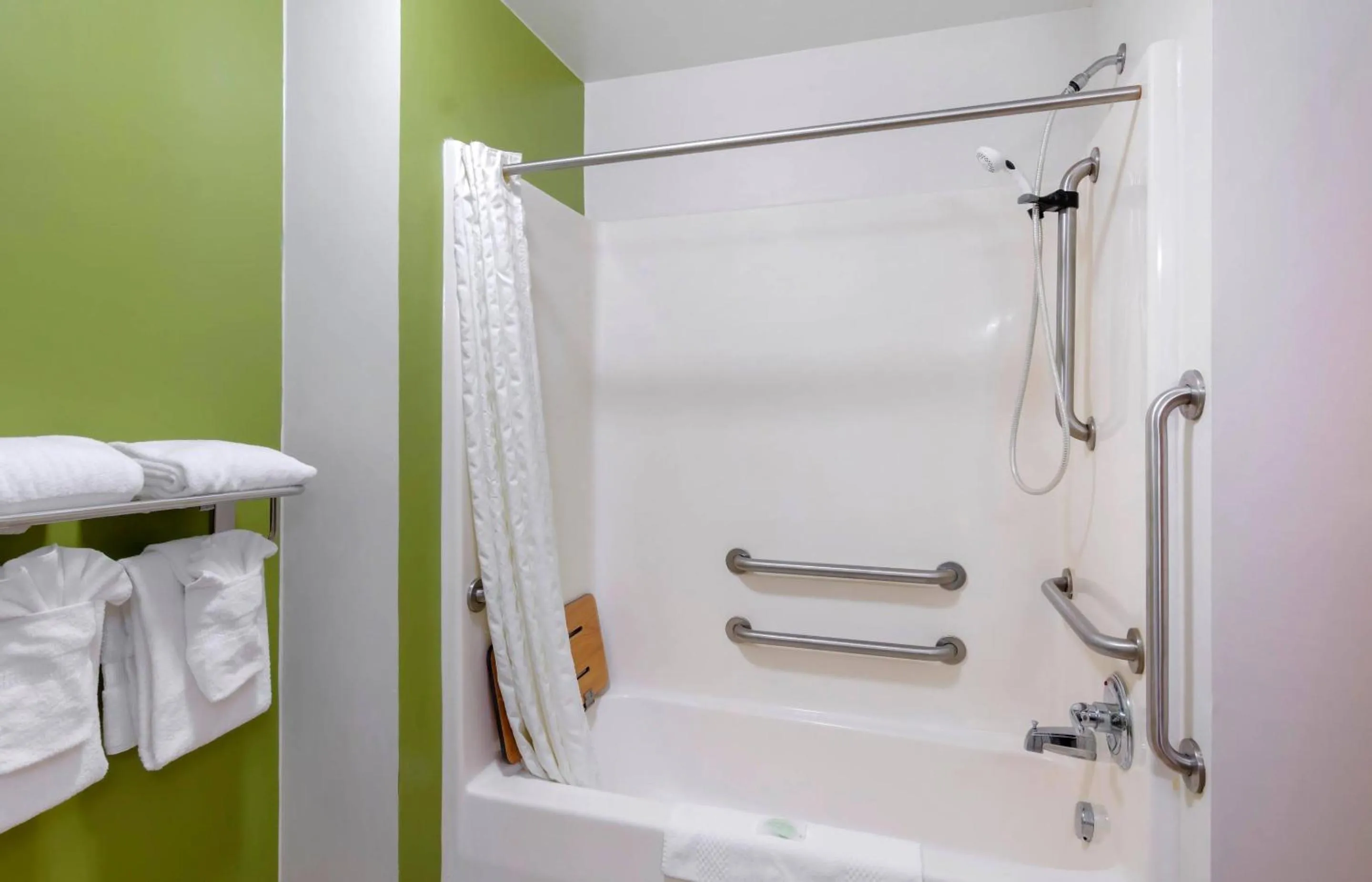 Bedroom in Sleep Inn & Suites Prince George near Fort Lee