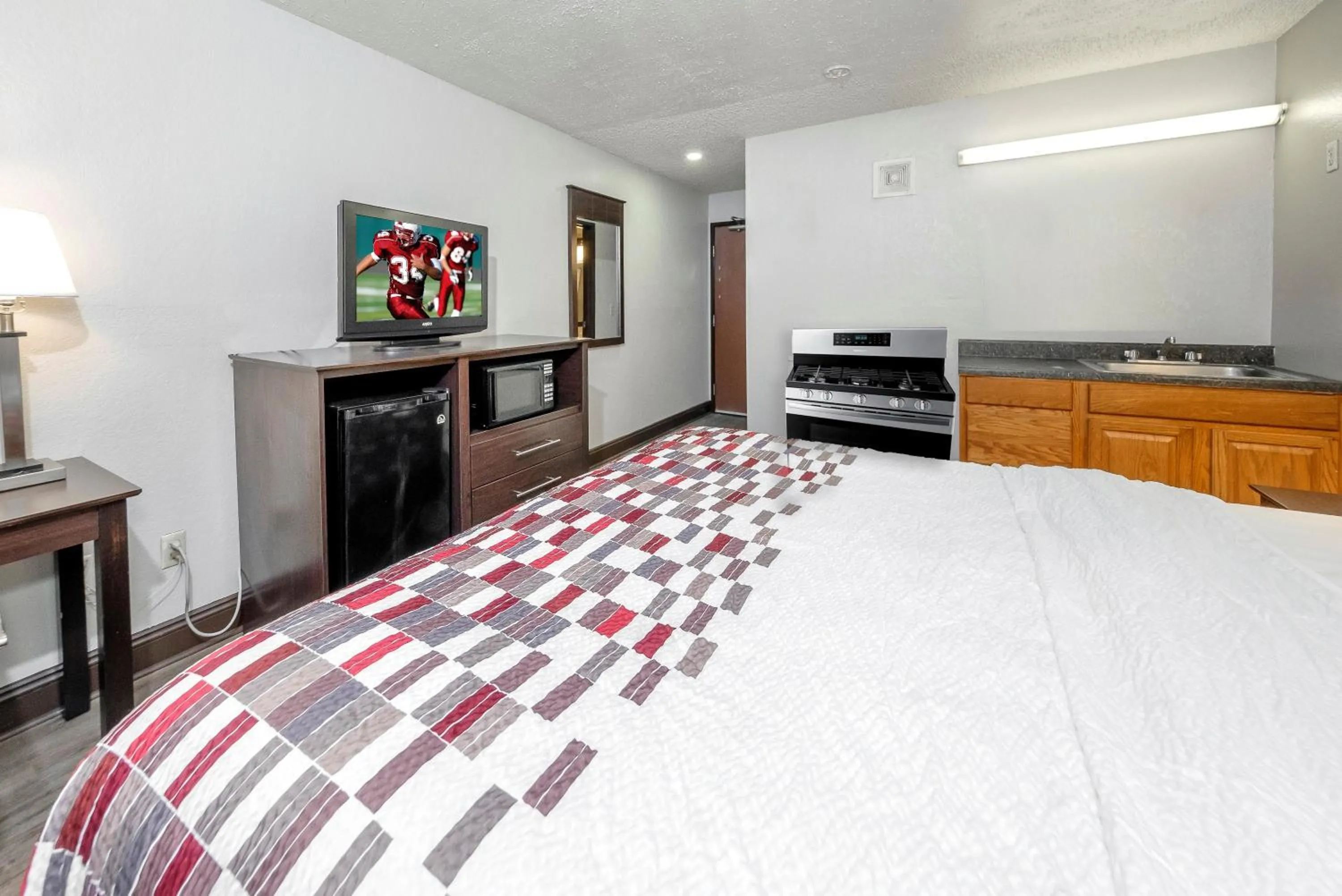 Bedroom, Bed in Red Roof Inn Culpeper