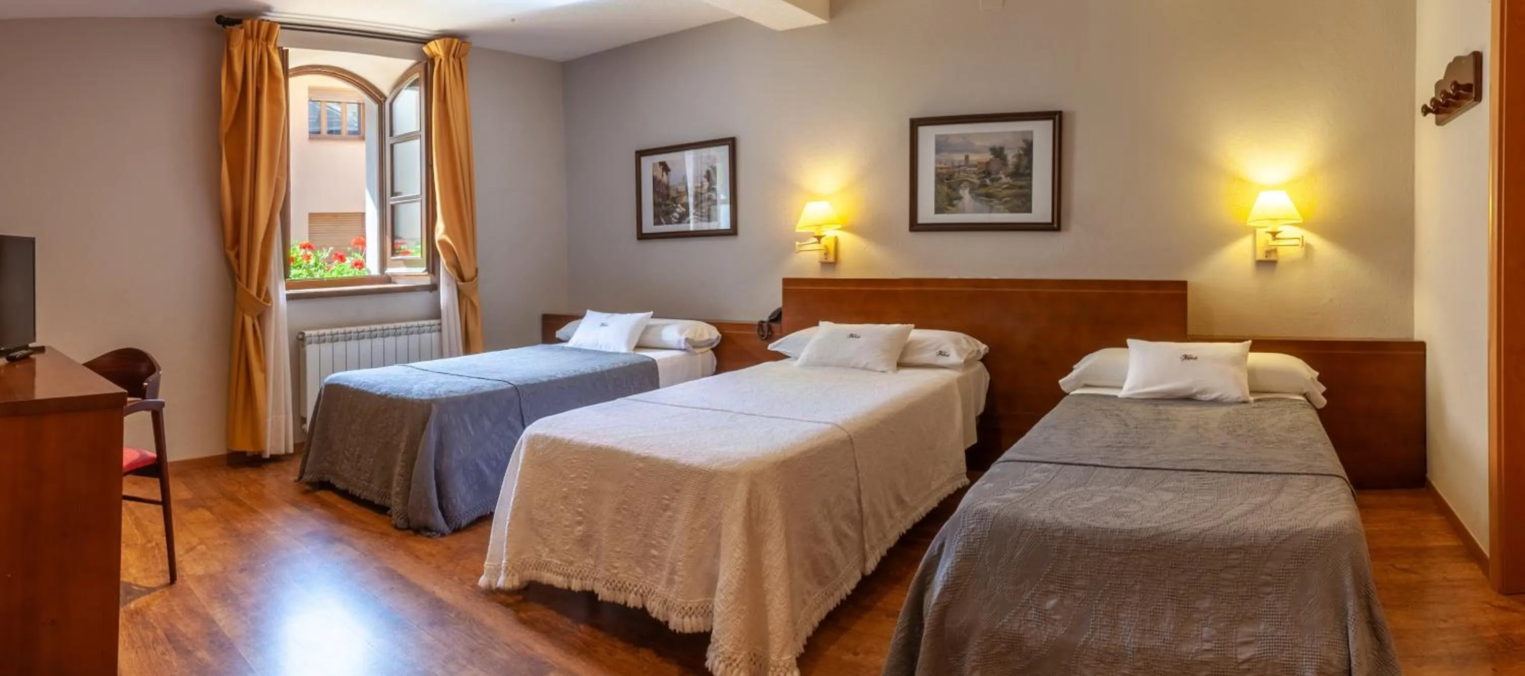 Photo of the whole room, Bed in Hotel Fonda Merce