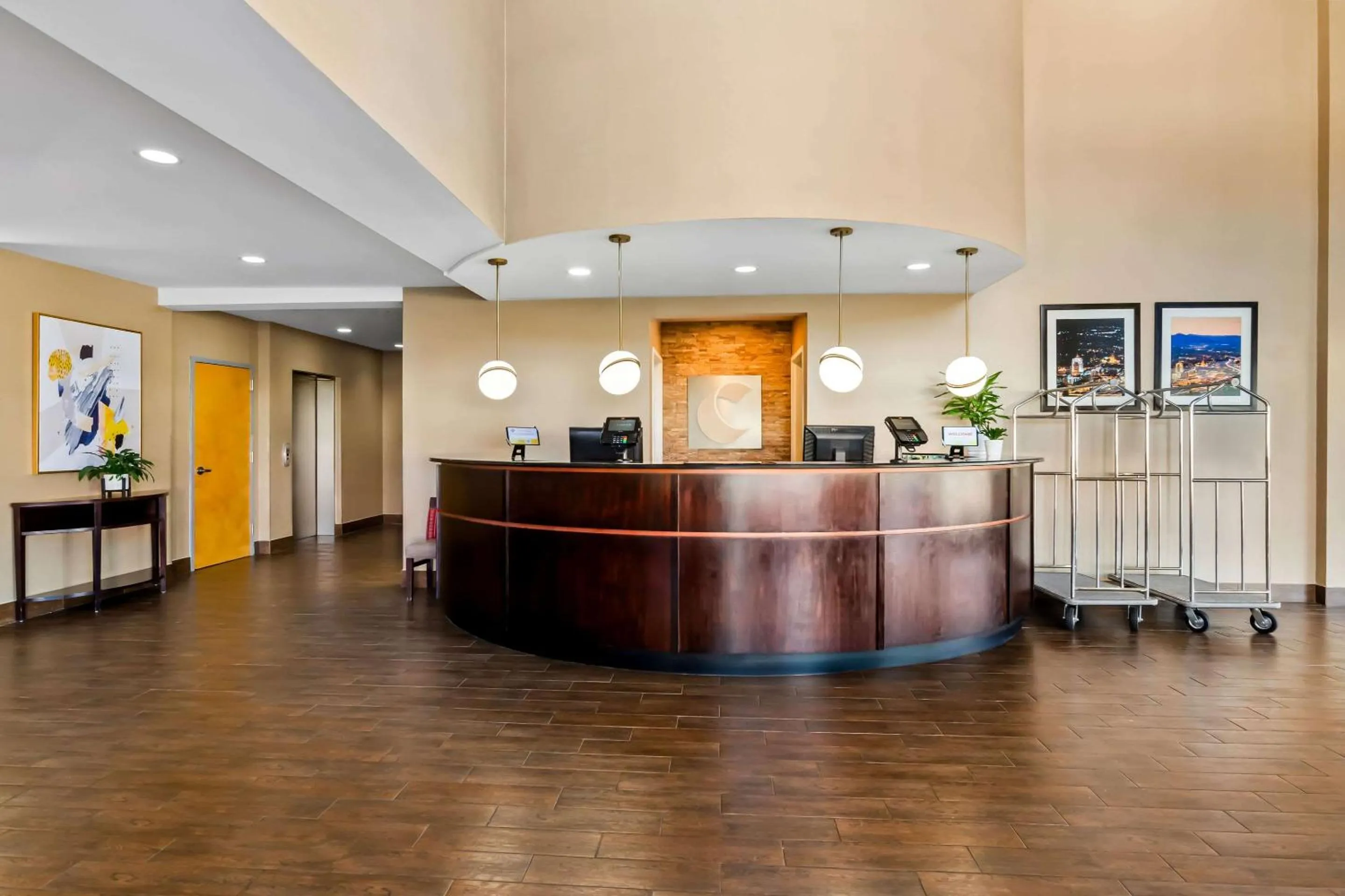 Lobby or reception in Comfort Suites Salem-Roanoke I-81
