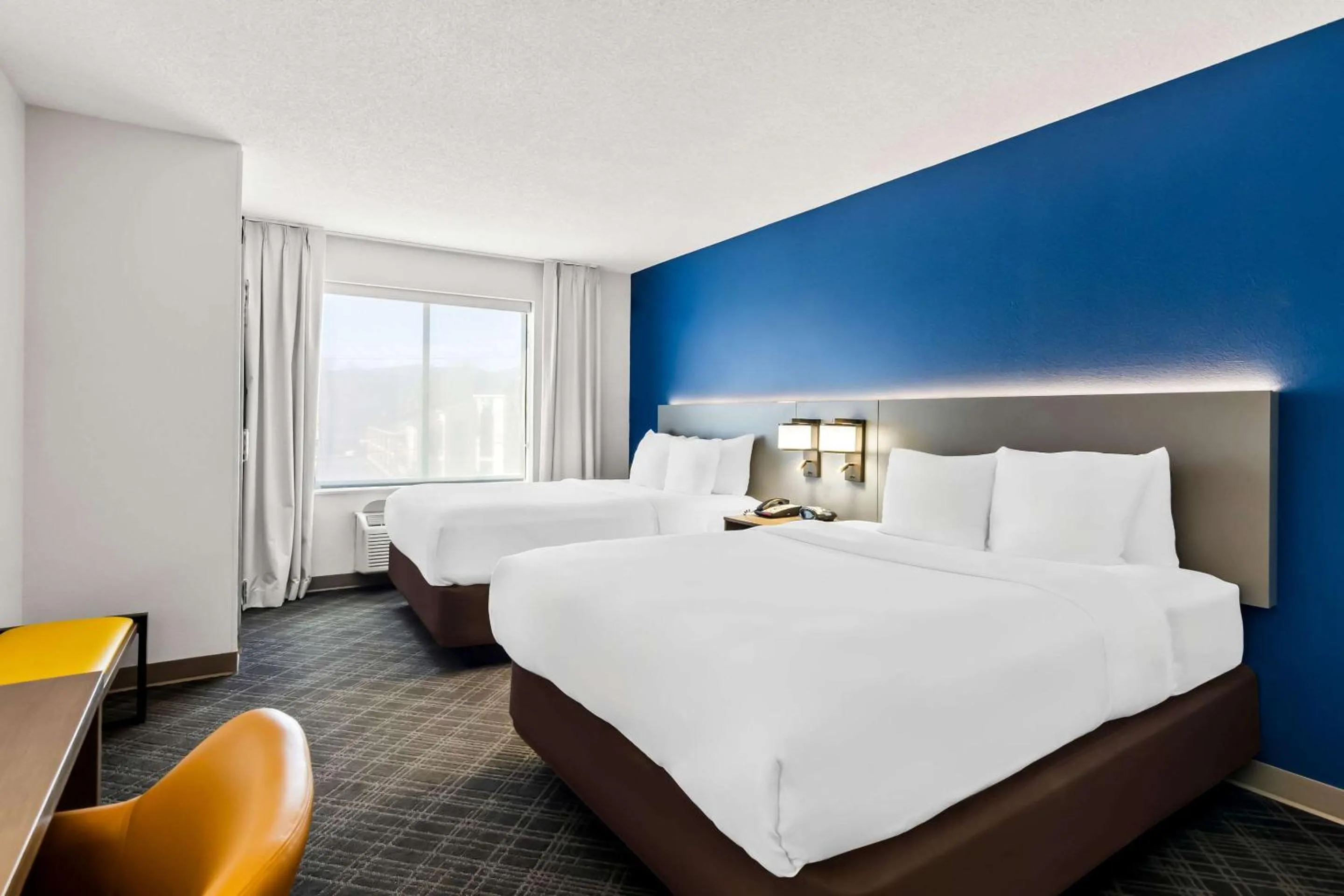 Bedroom, Bed in Comfort Suites Salem-Roanoke I-81