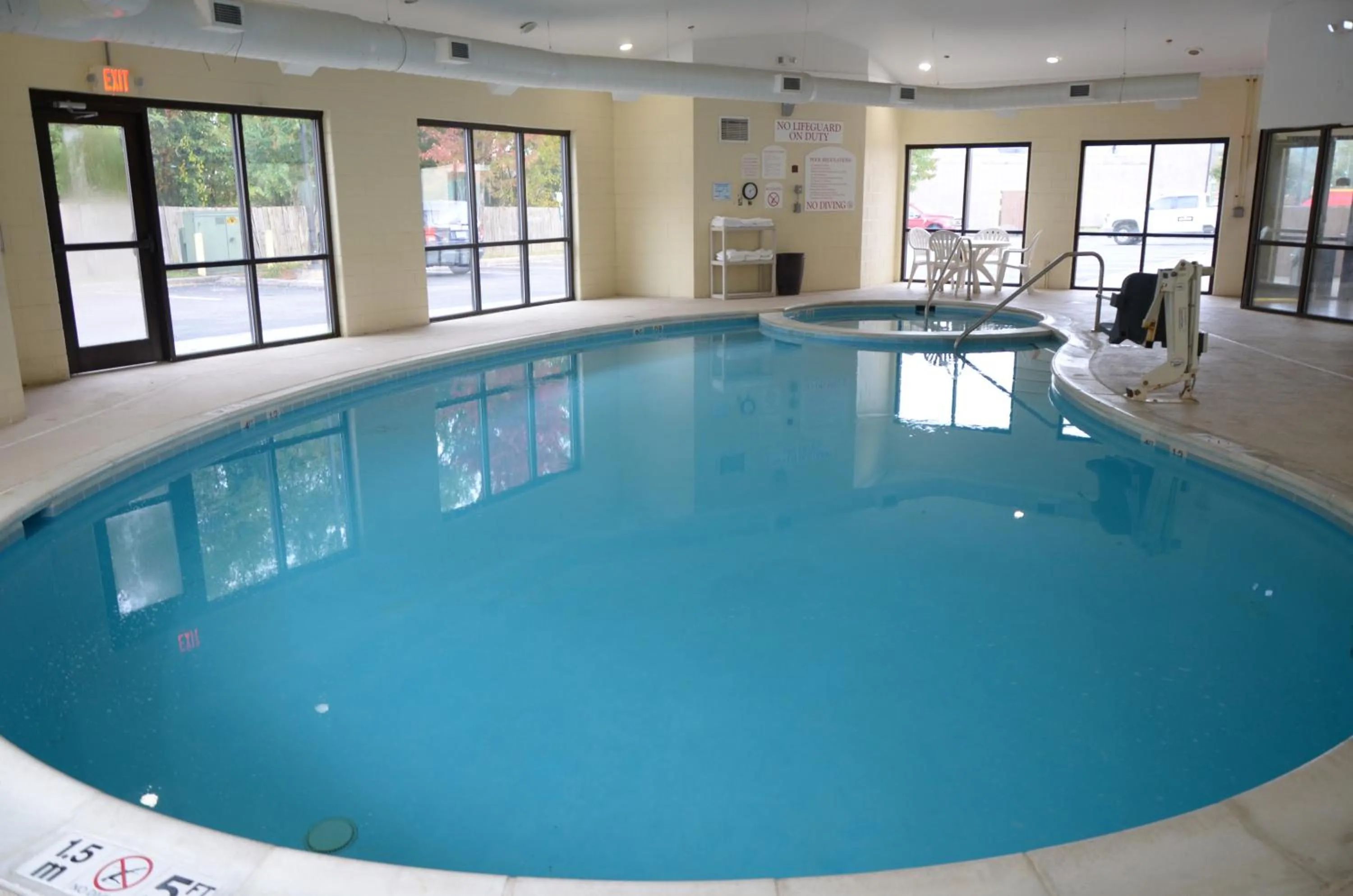 Swimming pool in Comfort Suites Salem-Roanoke I-81