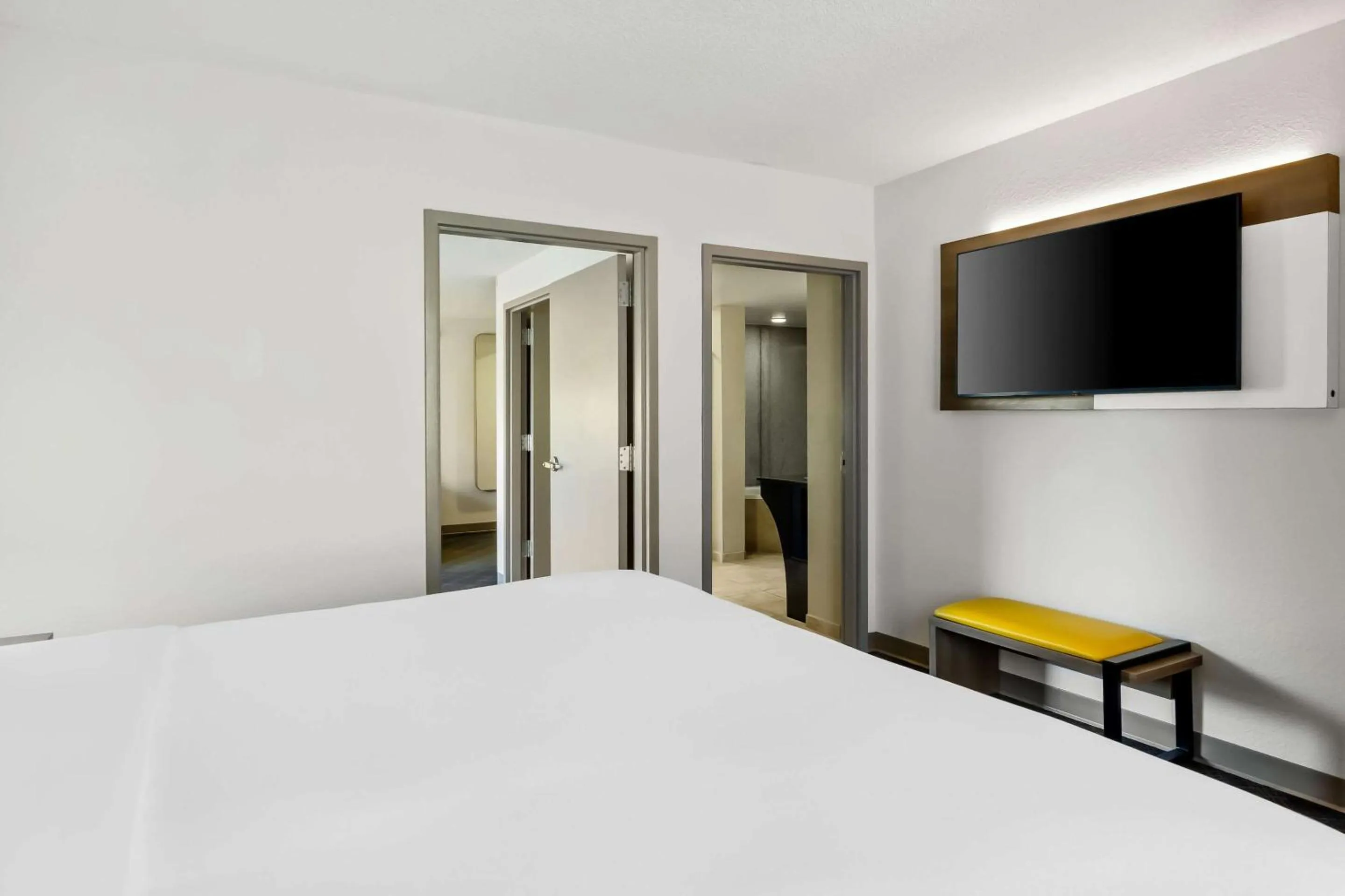 Bedroom, Bed in Comfort Suites Salem-Roanoke I-81