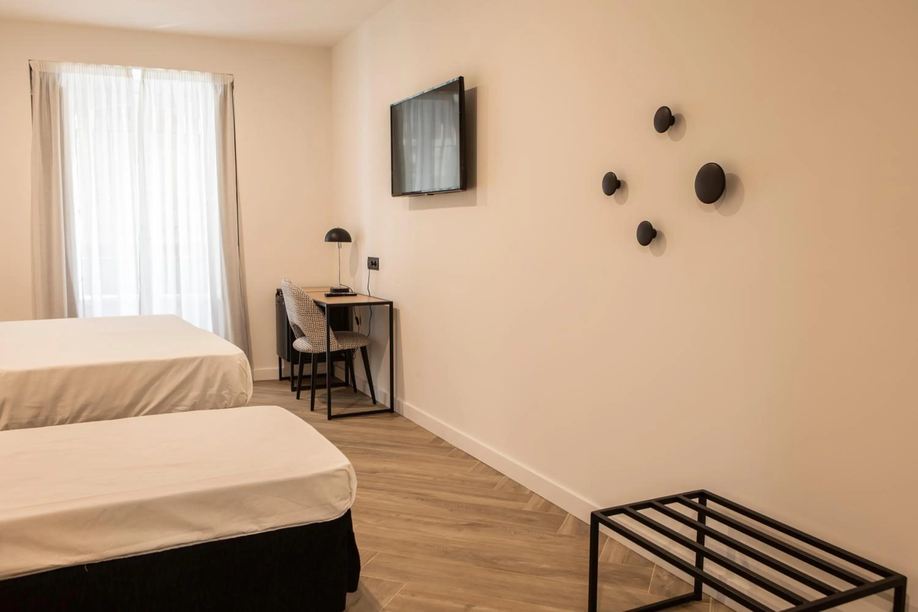 Photo of the whole room, Bed in Blanq Comedias