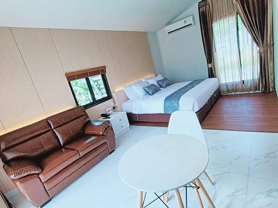 Seating area, Bed in Southern Airport Hotel Hatyai