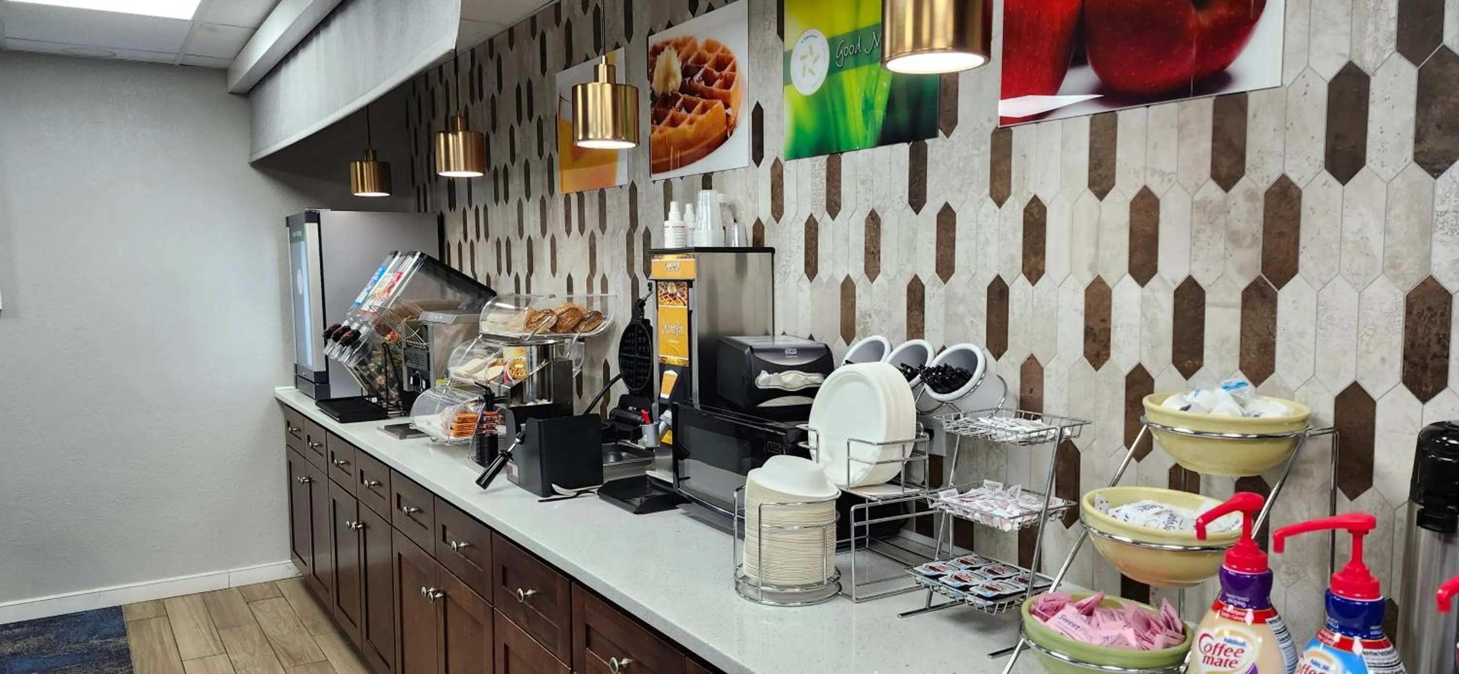 Restaurant/places to eat in Quality Inn North