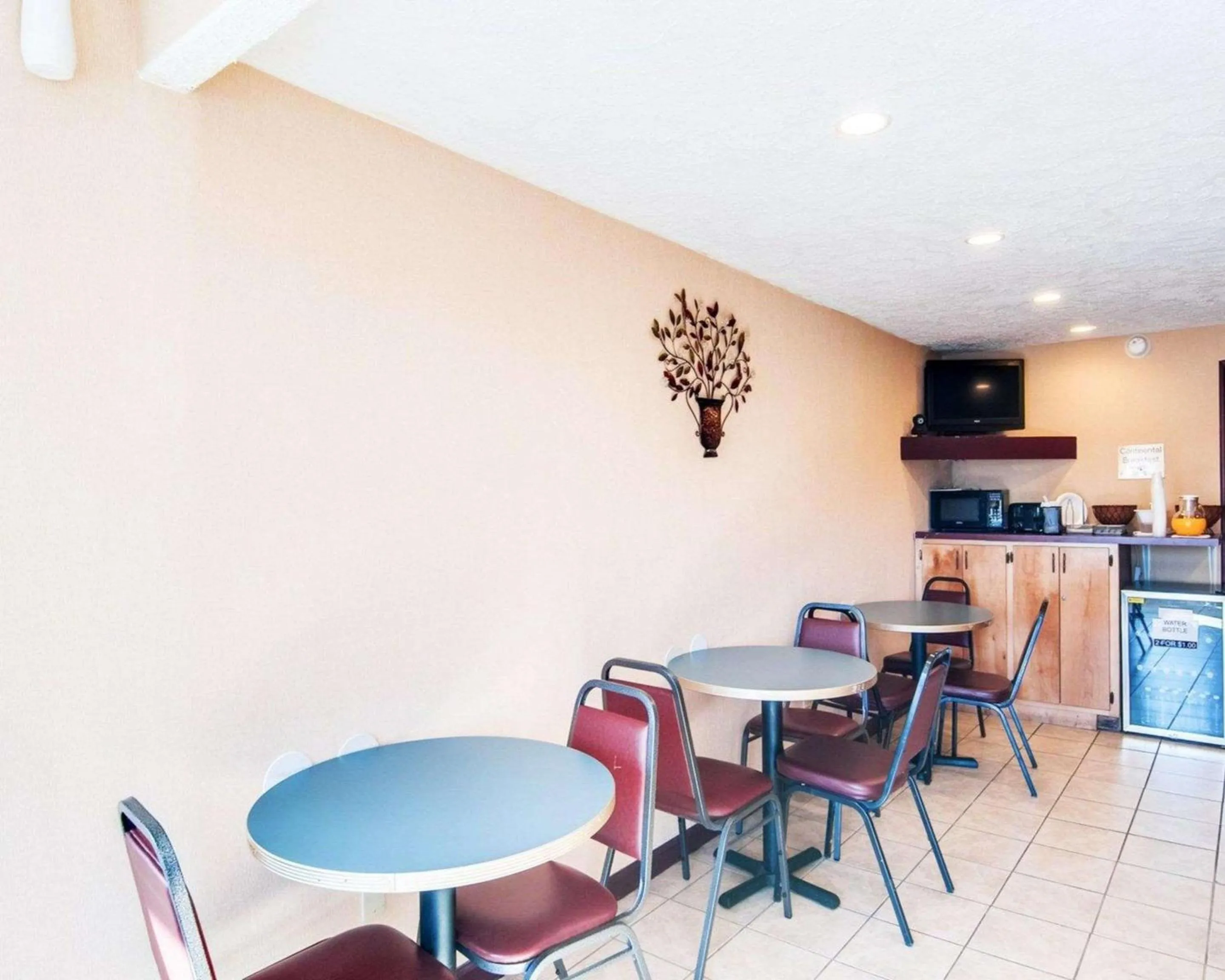 Restaurant/places to eat, Dining Area in Rodeway Inn Galax Highway 58