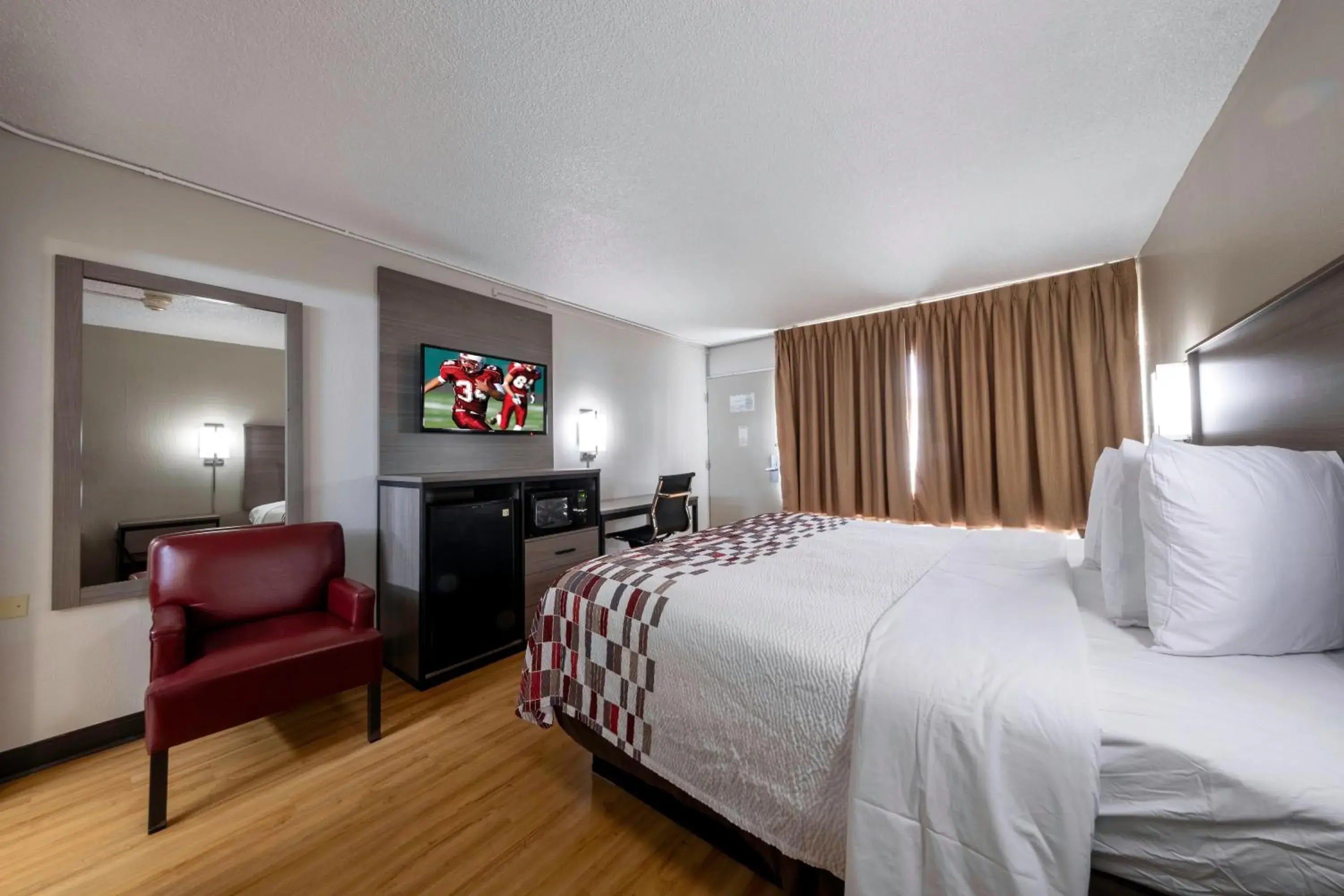 Superior King Room Disability Access Walk-In Shower Smoke Free in Red Roof Inn Charlottesville Superior King Room Disability Access Walk-In Shower Smoke Free in Red Roof Inn Charlottesville