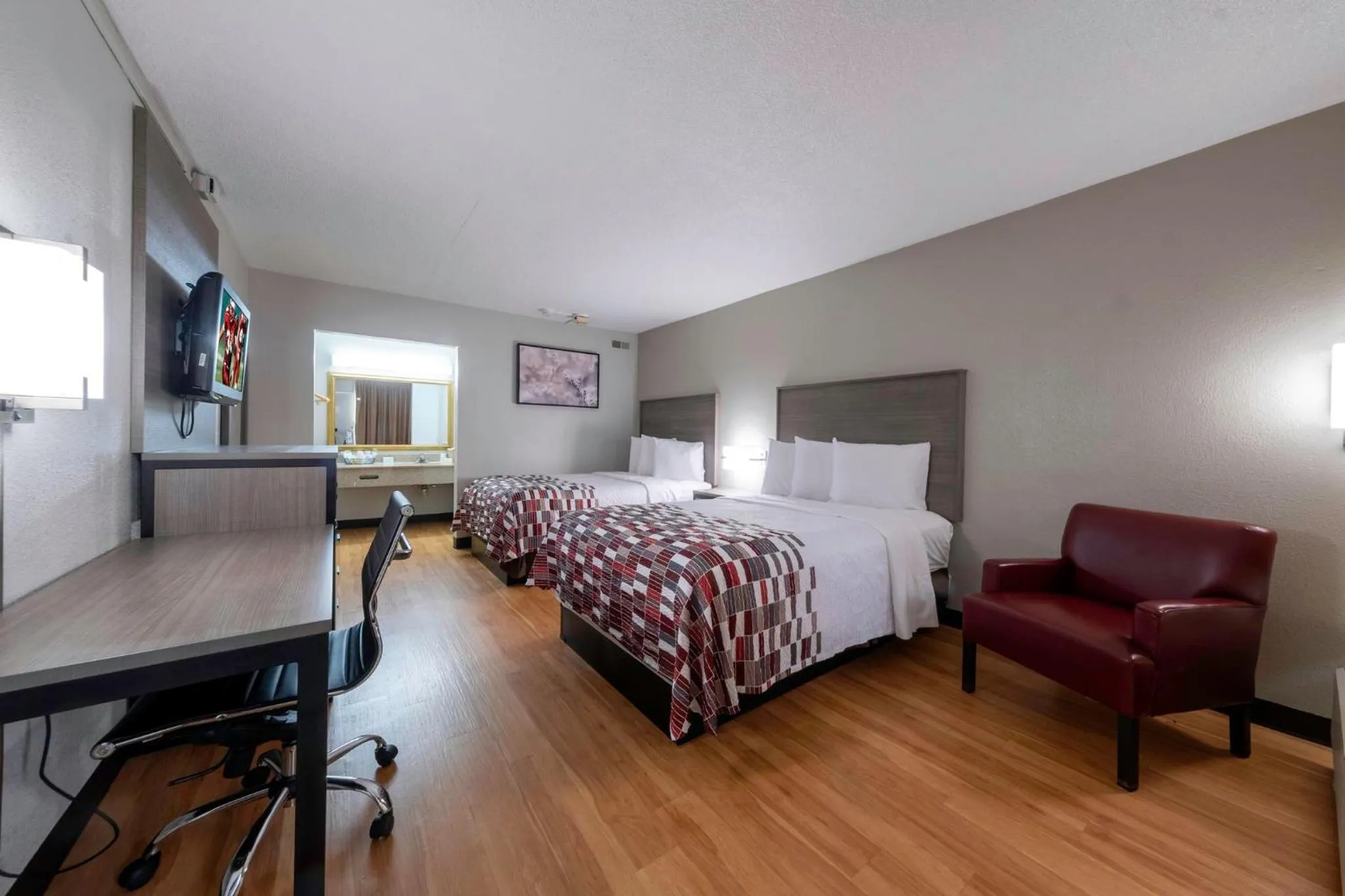 Photo of the whole room, Bed in Red Roof Inn Charlottesville