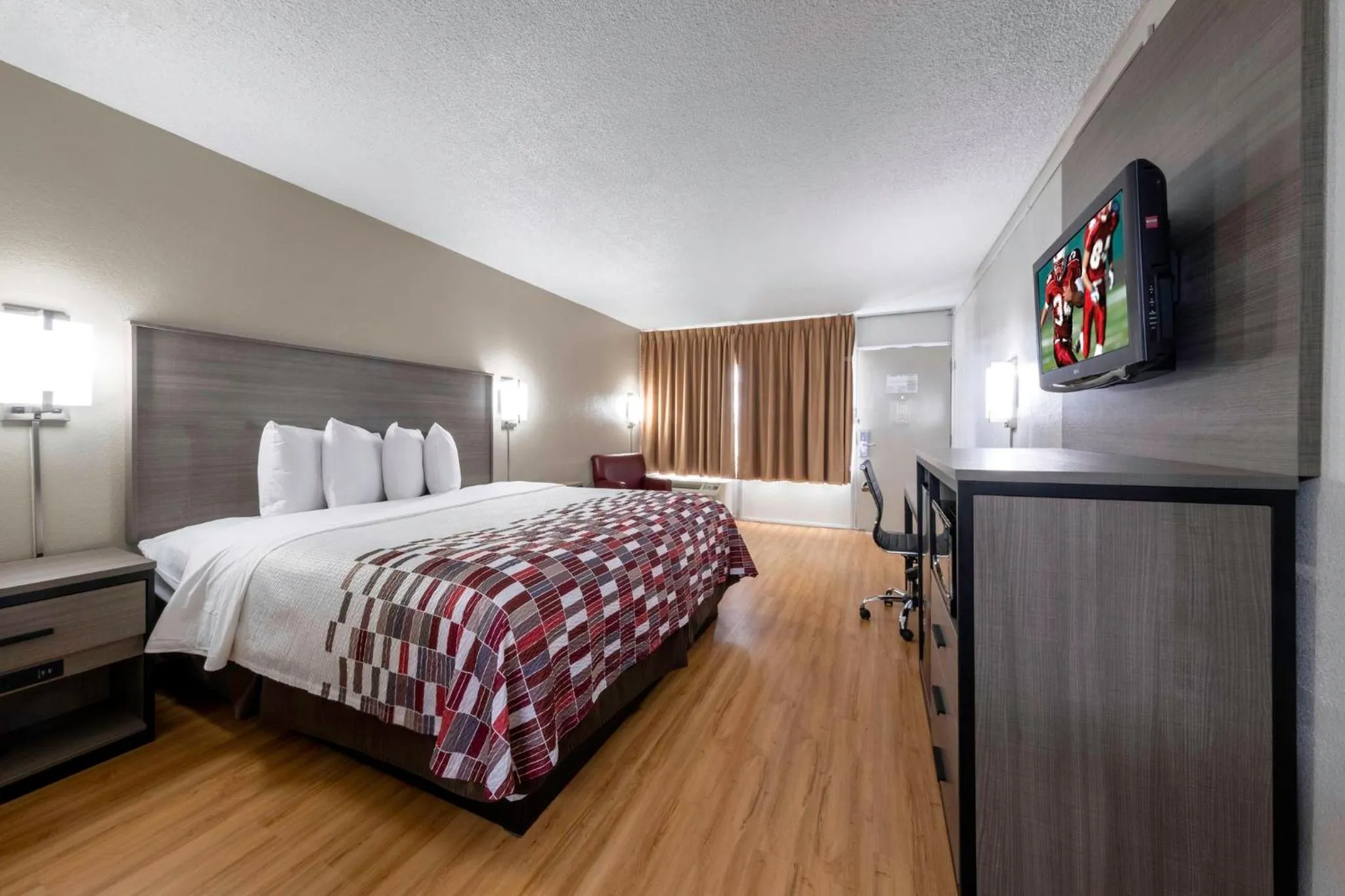 Photo of the whole room, Bed in Red Roof Inn Charlottesville