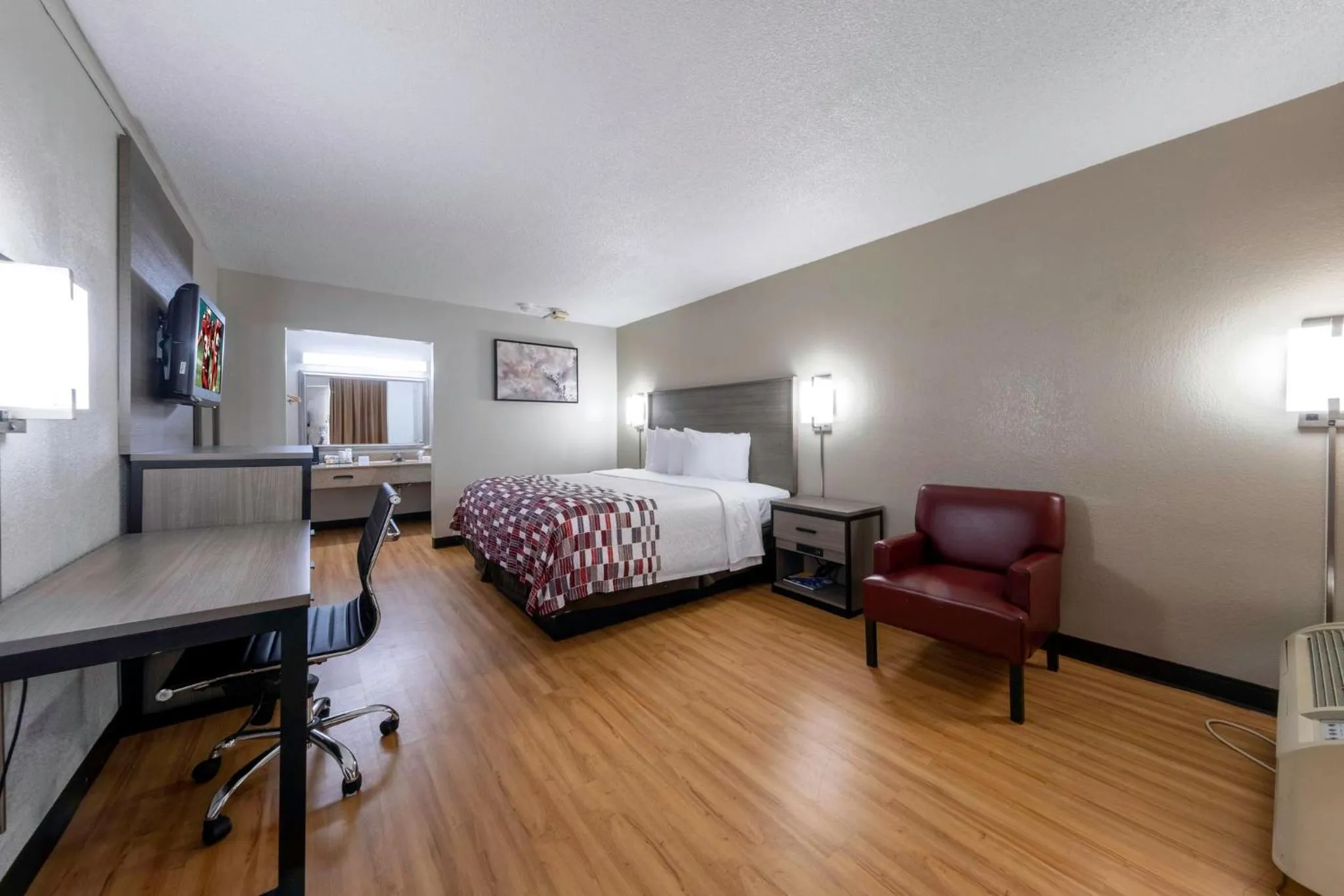 Photo of the whole room, Bed in Red Roof Inn Charlottesville