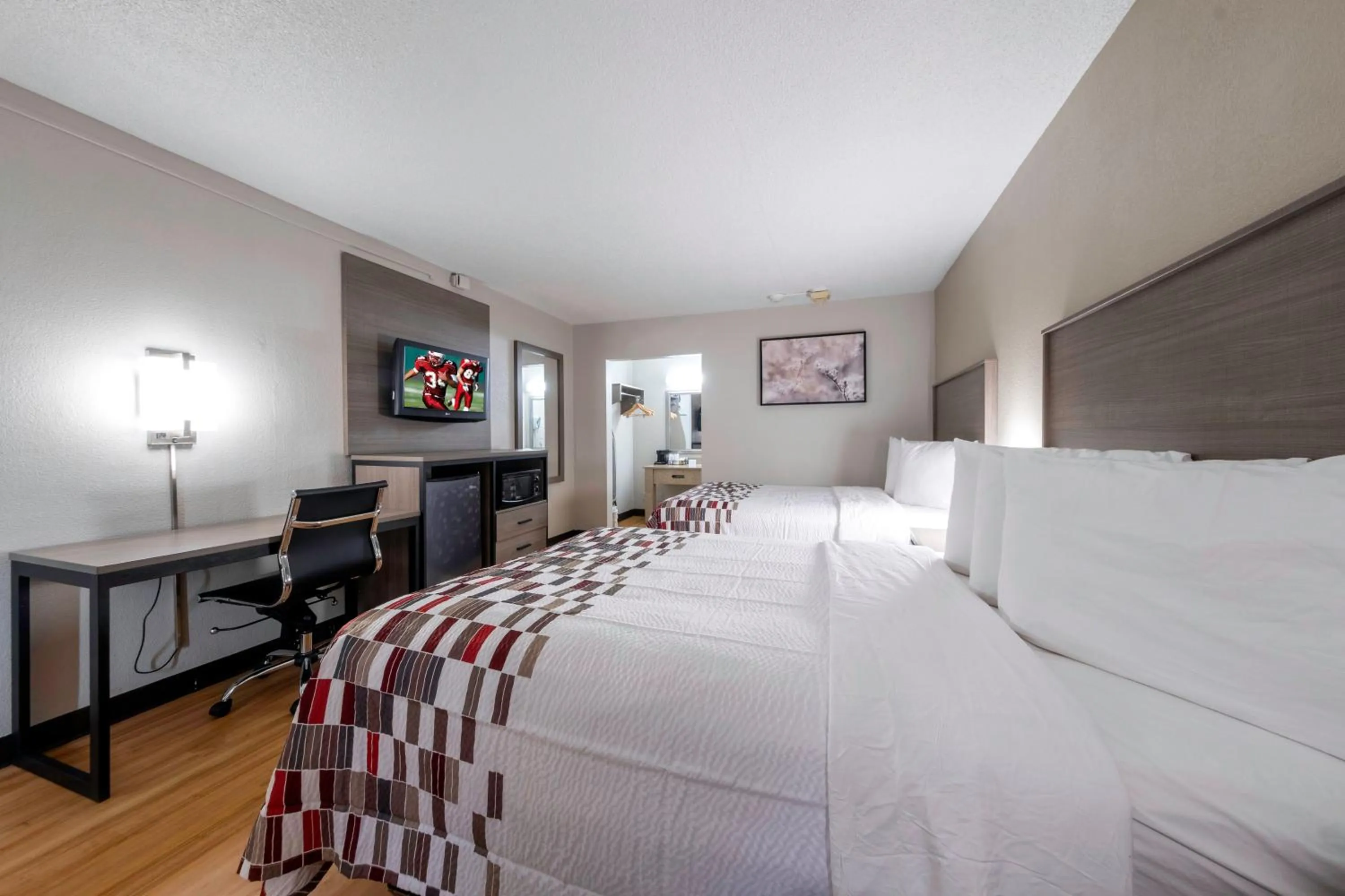 Photo of the whole room, Bed in Red Roof Inn Charlottesville