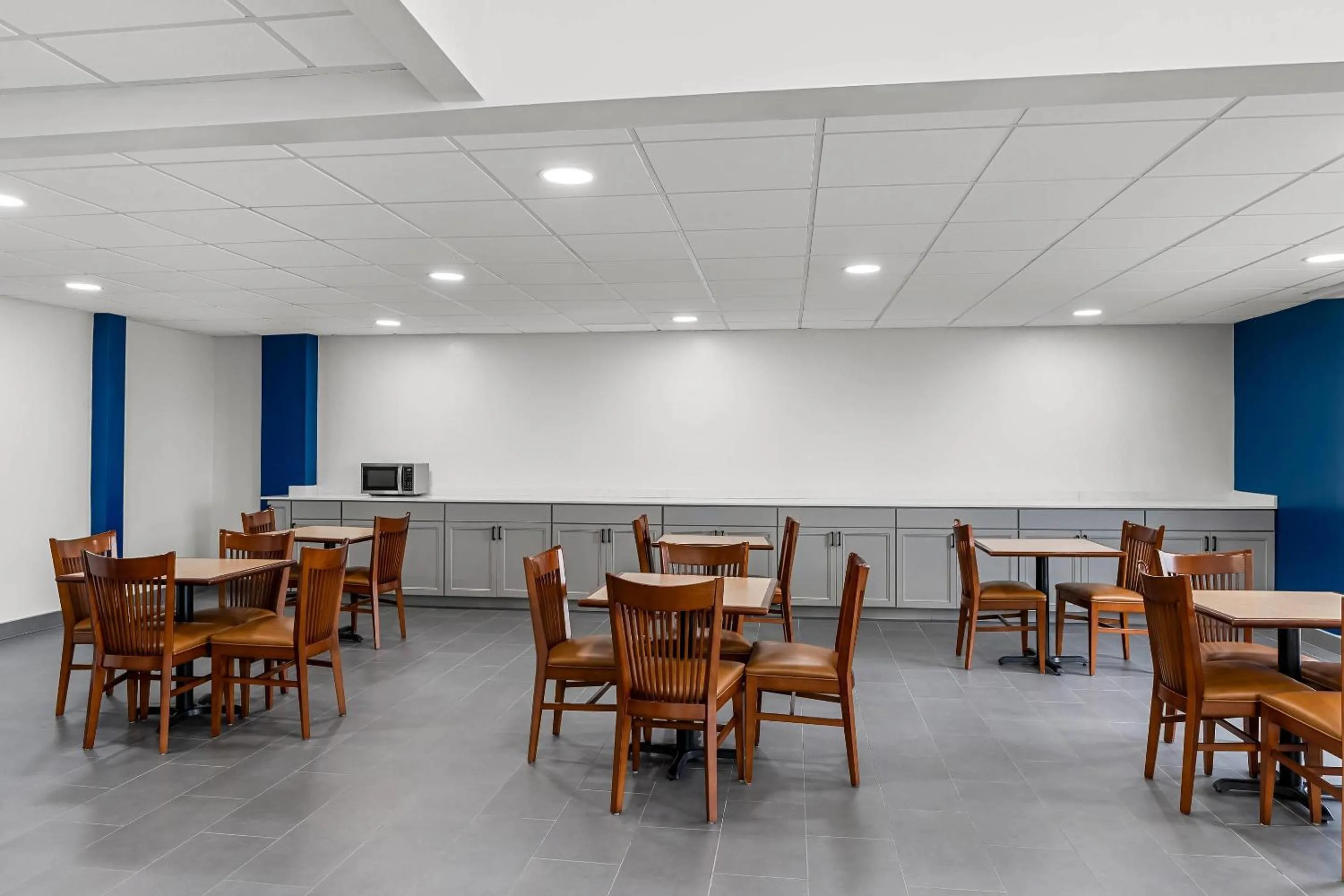 Breakfast in Suburban Studios Chester I-95