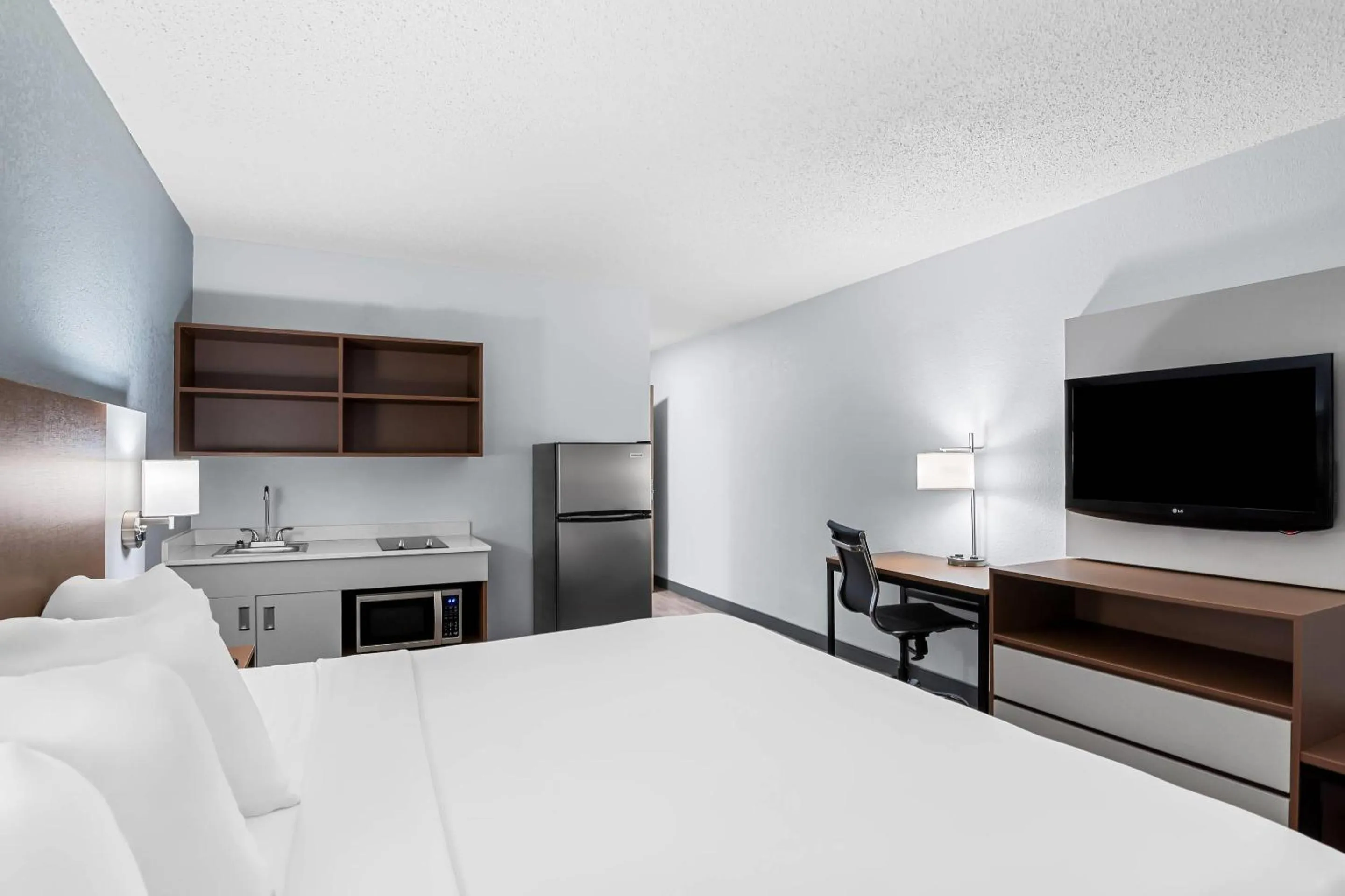 Bedroom, Bed in Suburban Studios Chester I-95