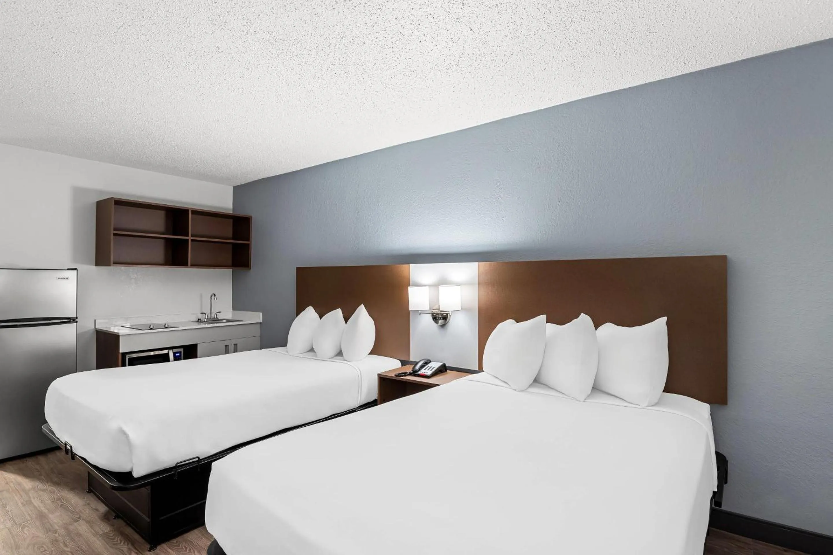 Bedroom, Bed in Suburban Studios Chester I-95