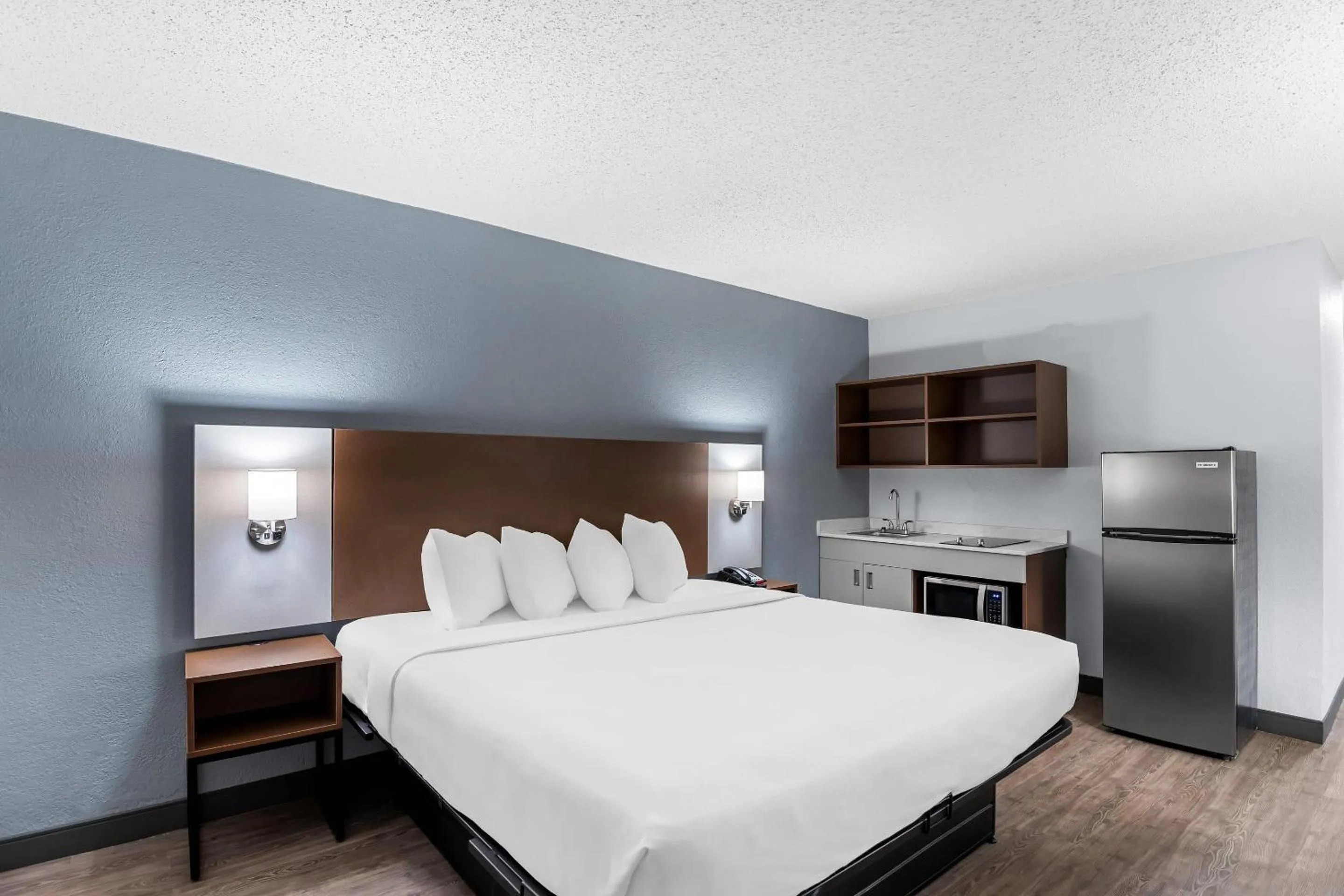 Bedroom, Bed in Suburban Studios Chester I-95