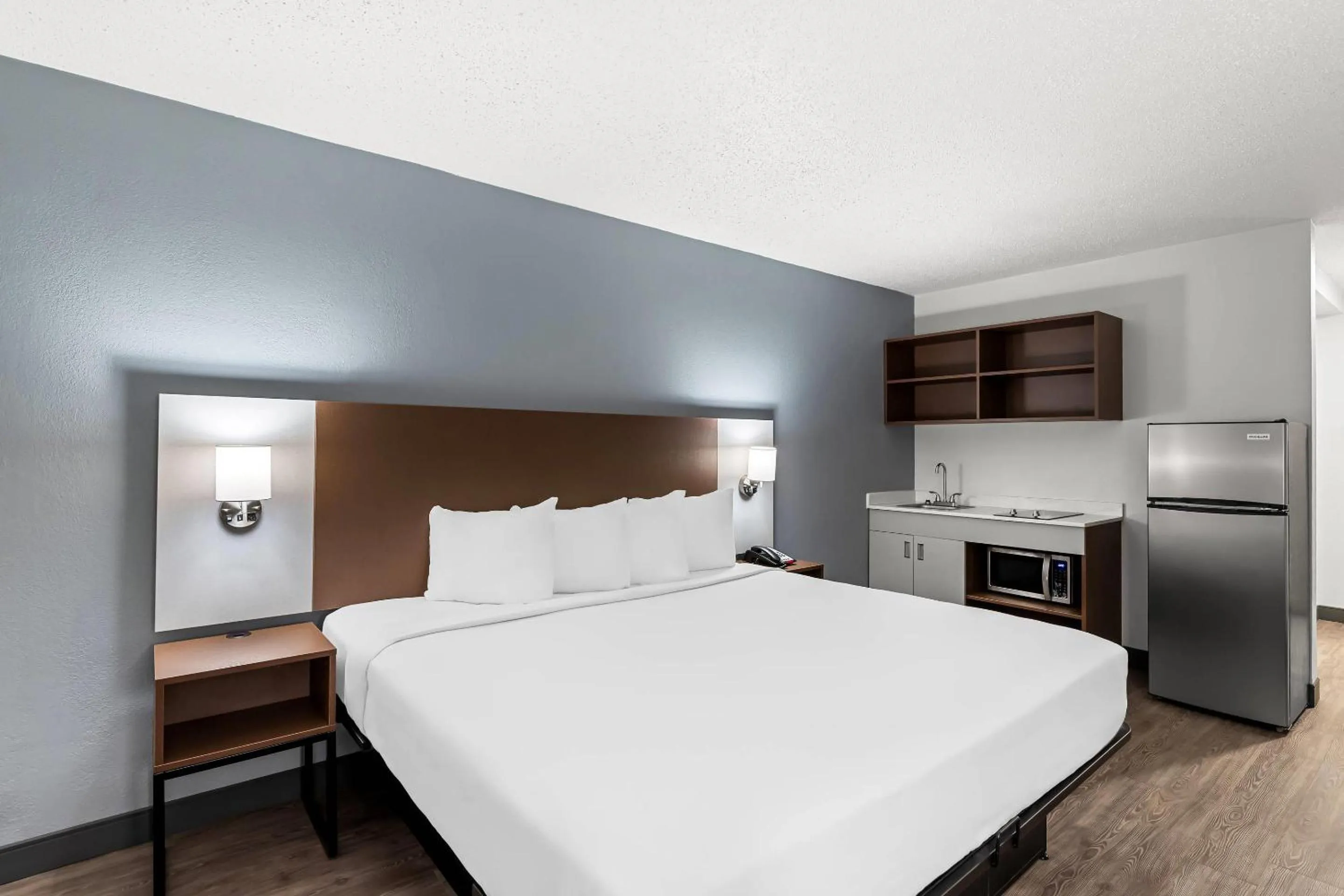 Bedroom, Bed in Suburban Studios Chester I-95