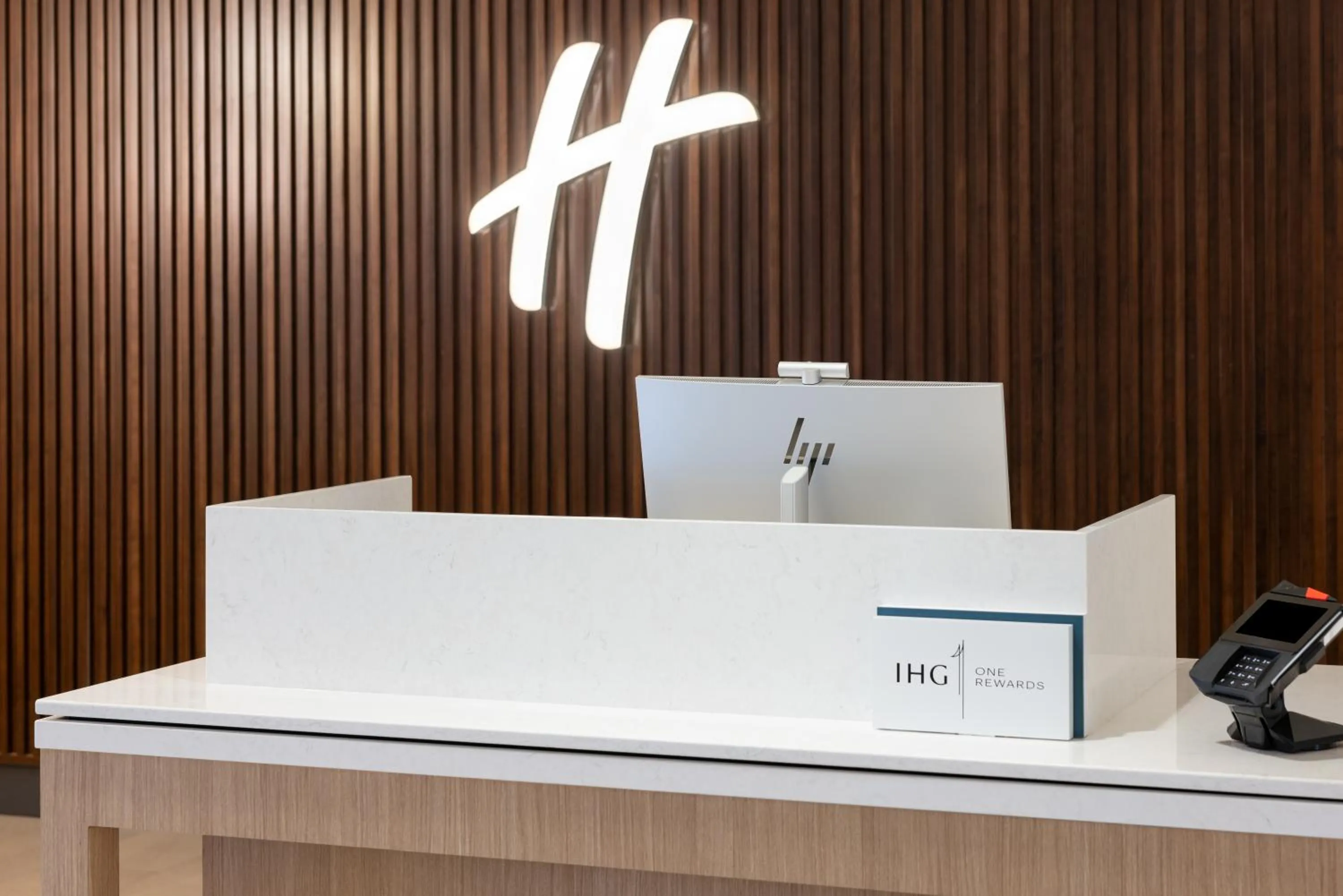 Lobby or reception in Holiday Inn & Suites Richmond West End by IHG