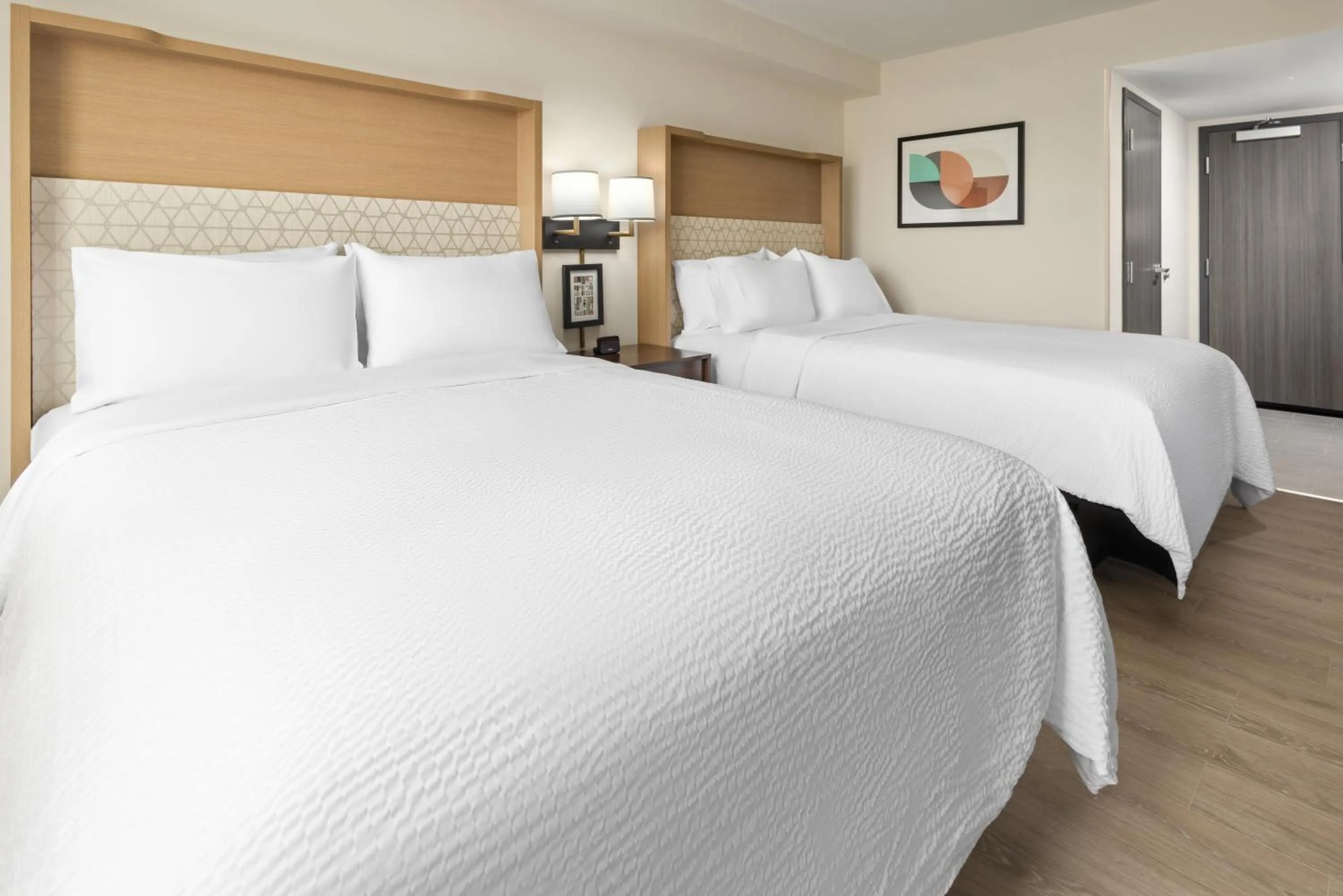 Bed in Holiday Inn & Suites Richmond West End by IHG