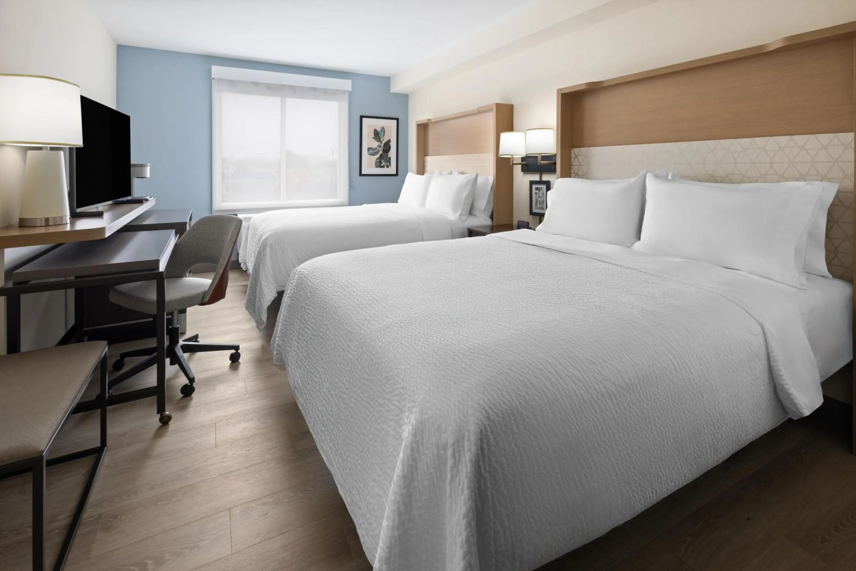 Bed in Holiday Inn & Suites Richmond West End by IHG