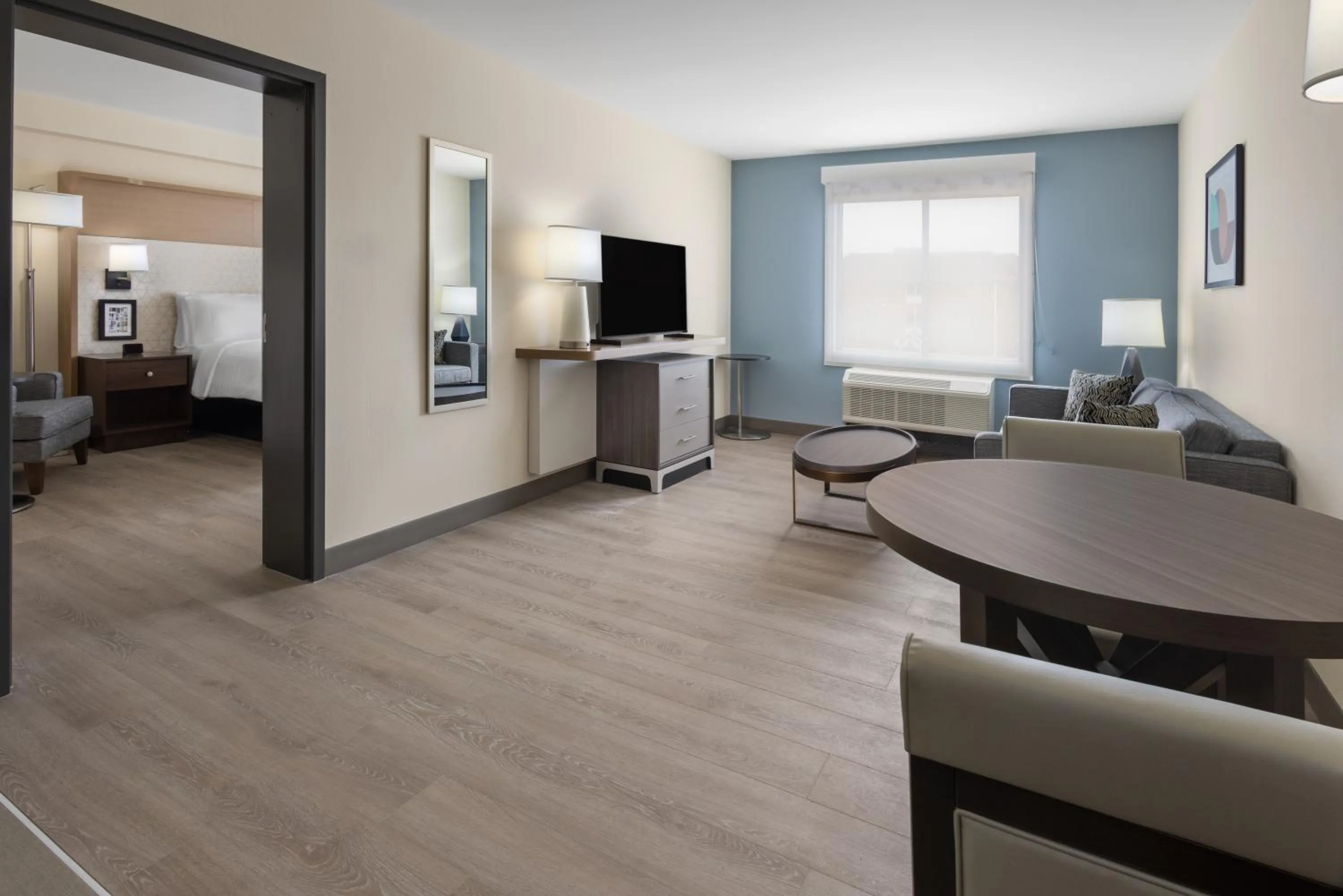 Bed in Holiday Inn & Suites Richmond West End by IHG