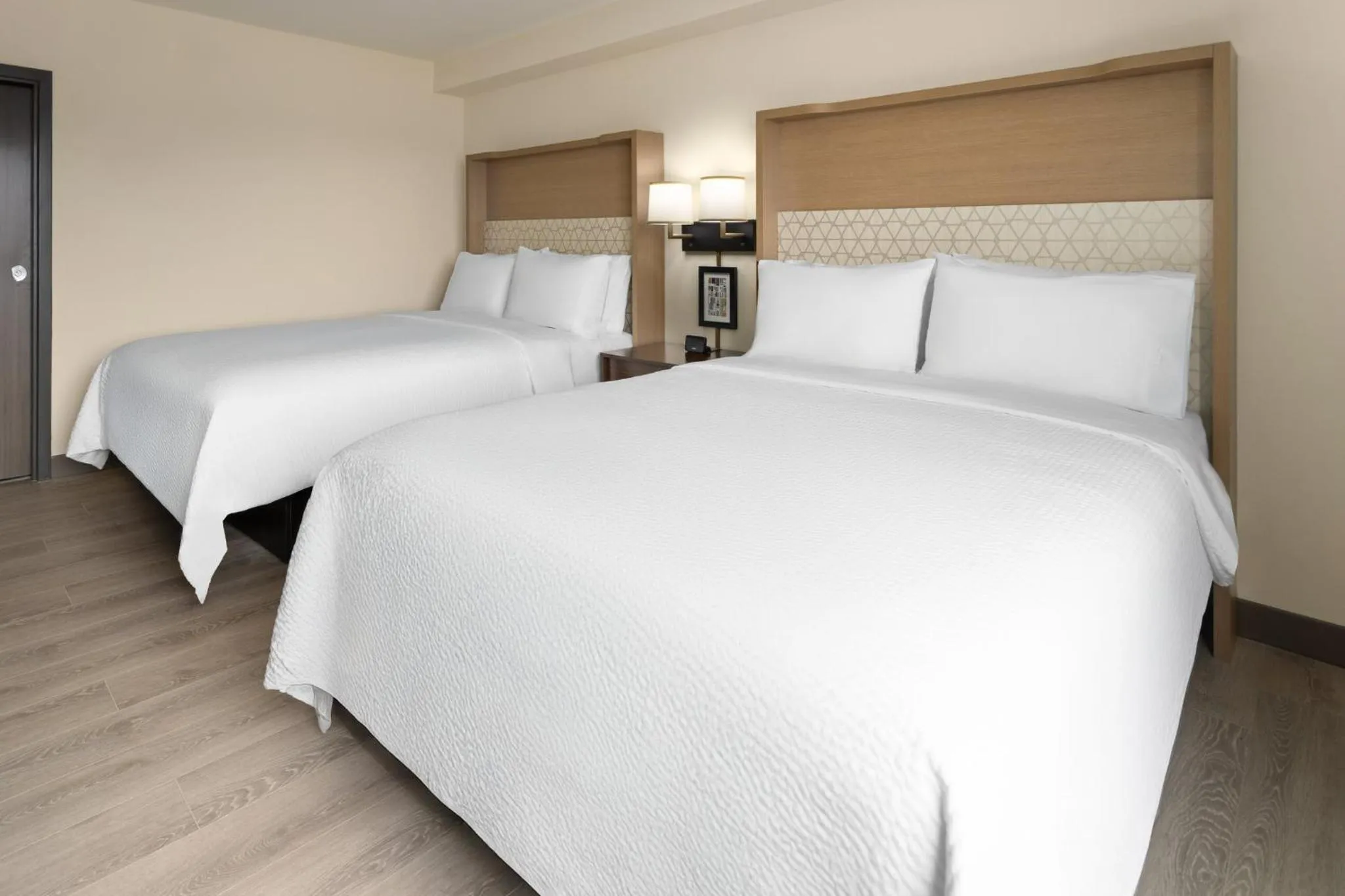 Photo of the whole room, Bed in Holiday Inn & Suites Richmond West End by IHG