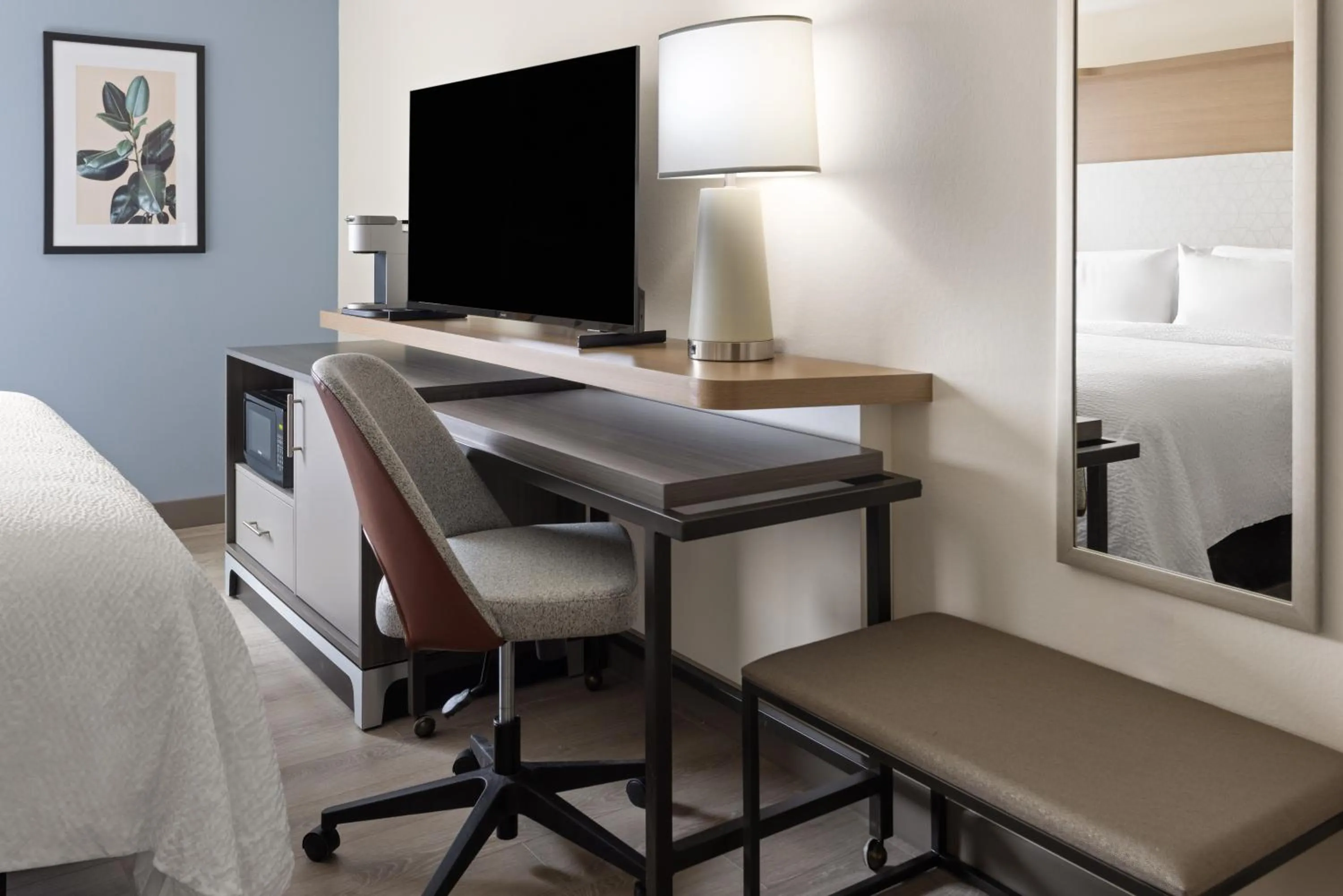 TV and multimedia, Bed in Holiday Inn & Suites Richmond West End by IHG