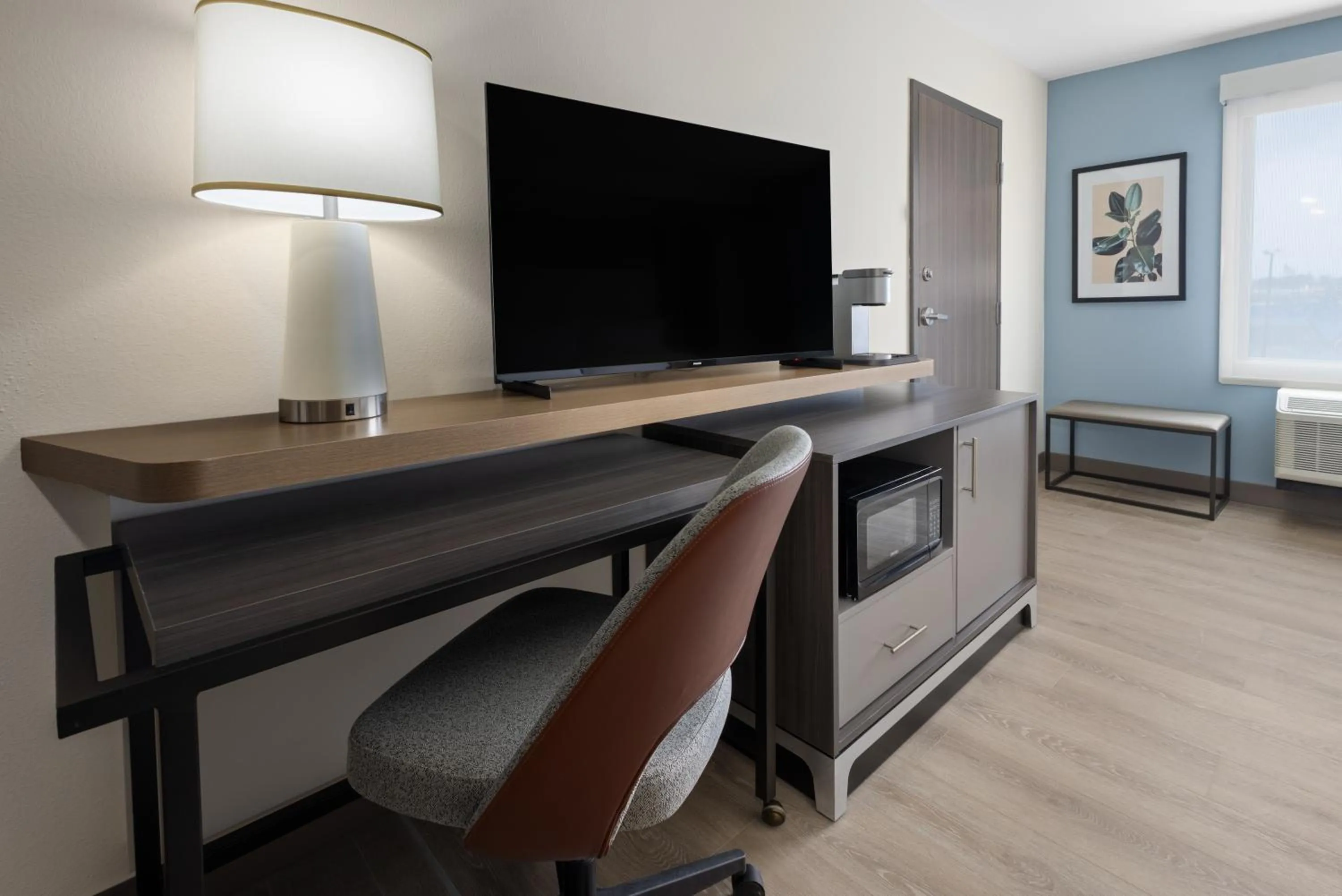 TV and multimedia in Holiday Inn & Suites Richmond West End by IHG