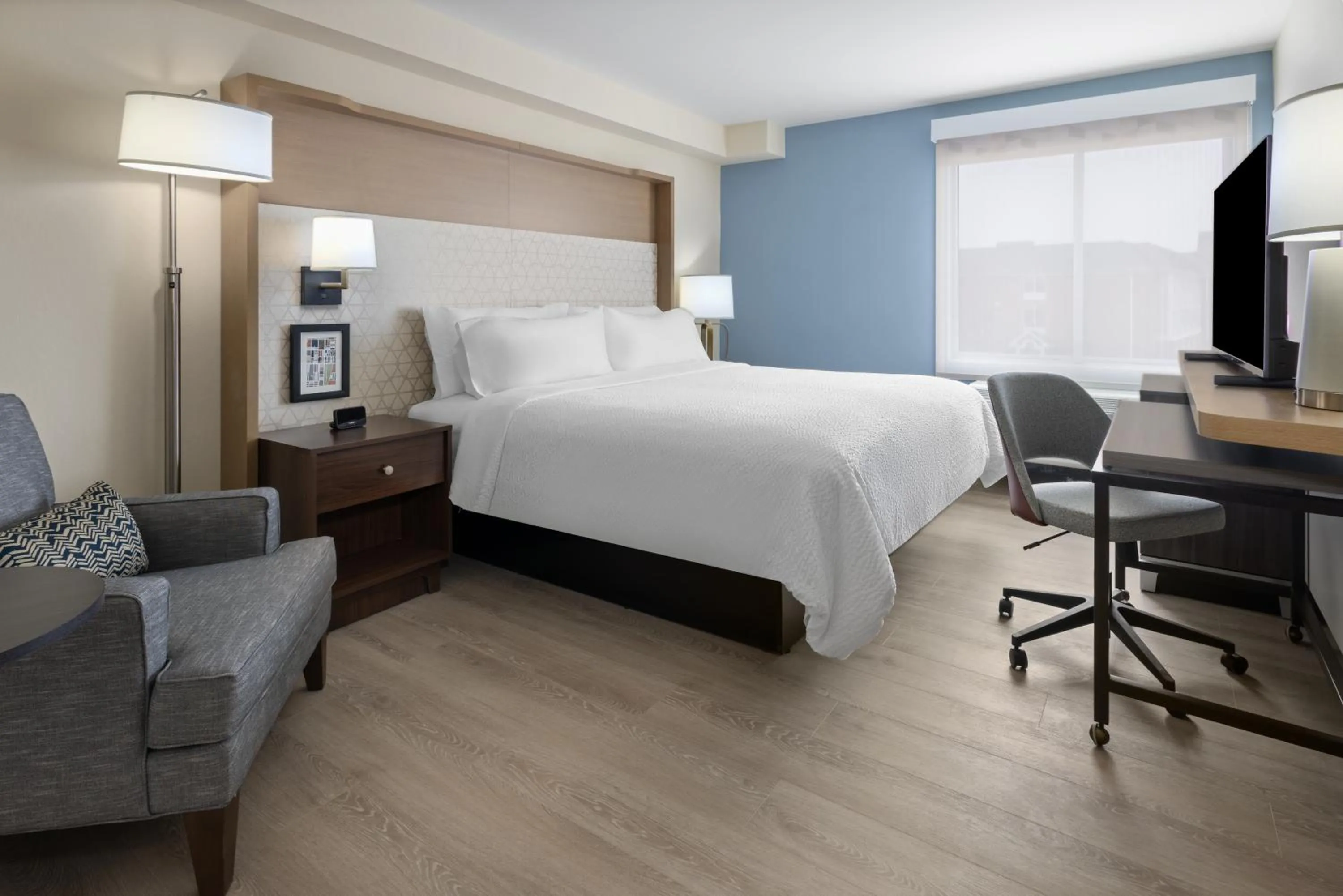 Bed in Holiday Inn & Suites Richmond West End by IHG