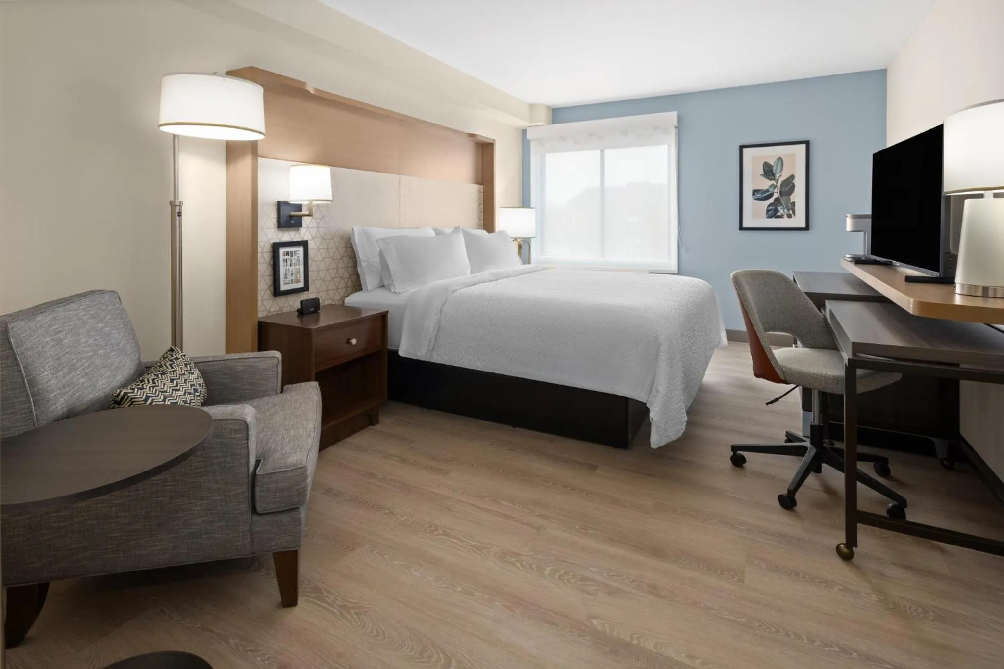 Photo of the whole room, Bed in Holiday Inn & Suites Richmond West End by IHG