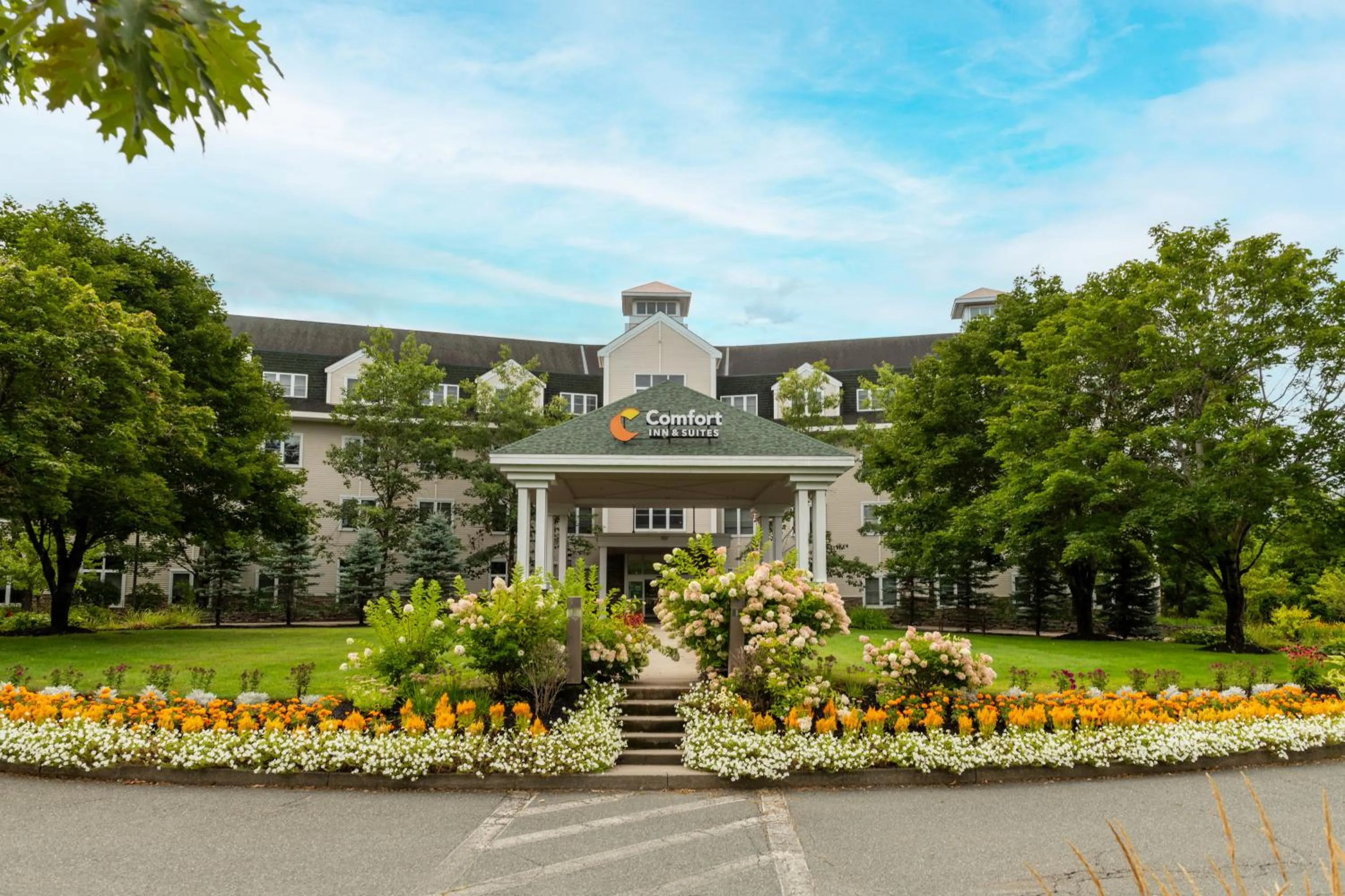 Facade/entrance in Comfort Inn & Suites Near Burke Mountain