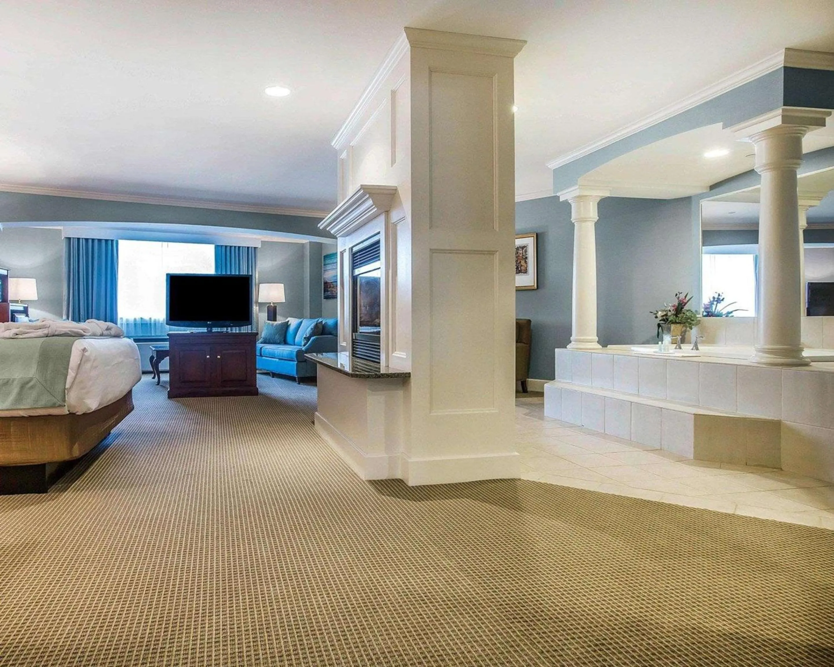 Photo of the whole room, Bed in Comfort Inn & Suites Near Burke Mountain