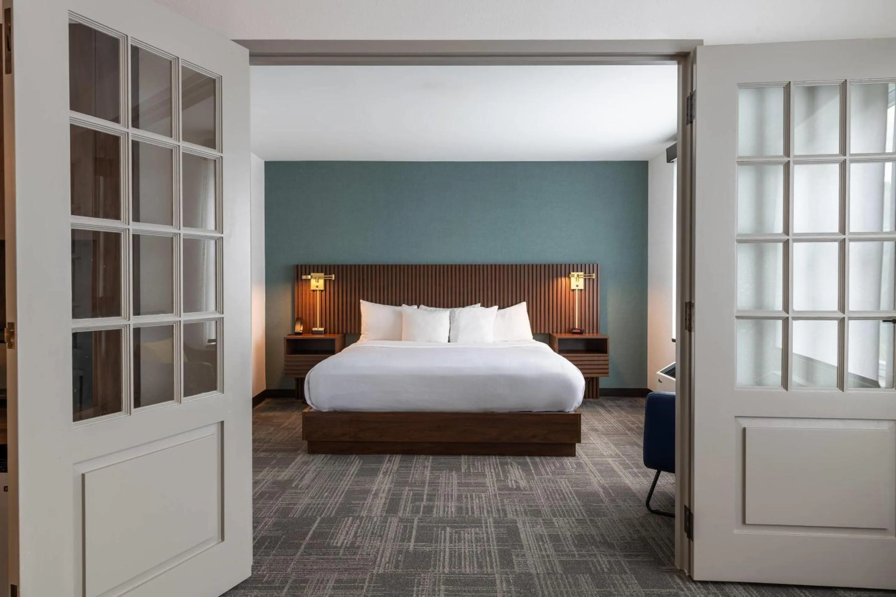 Bedroom, Bed in Comfort Inn & Suites Near Burke Mountain