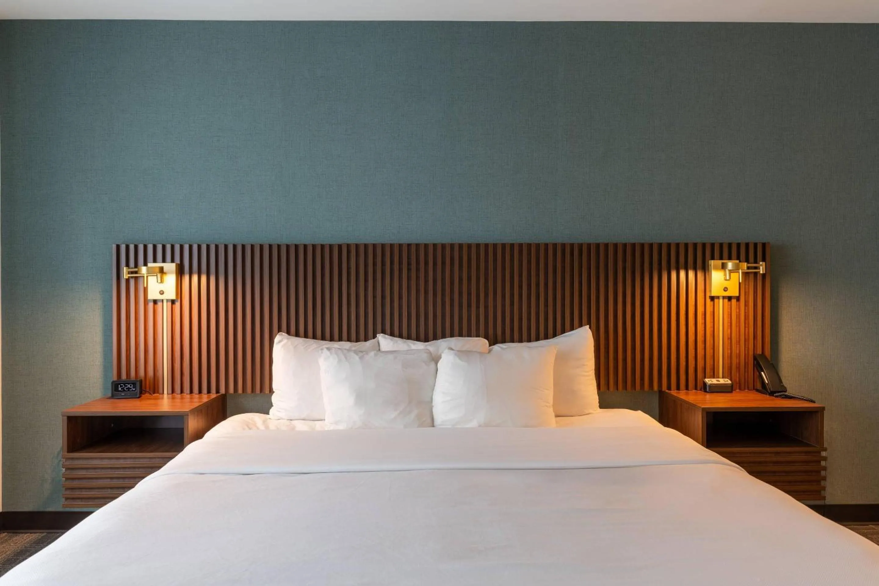 Bedroom, Bed in Comfort Inn & Suites Near Burke Mountain