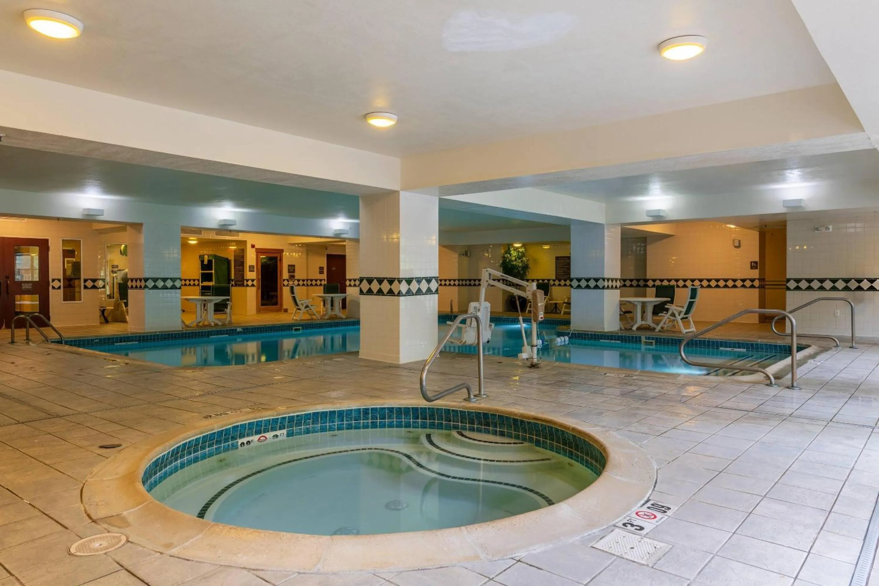 Swimming pool in Comfort Inn & Suites Near Burke Mountain