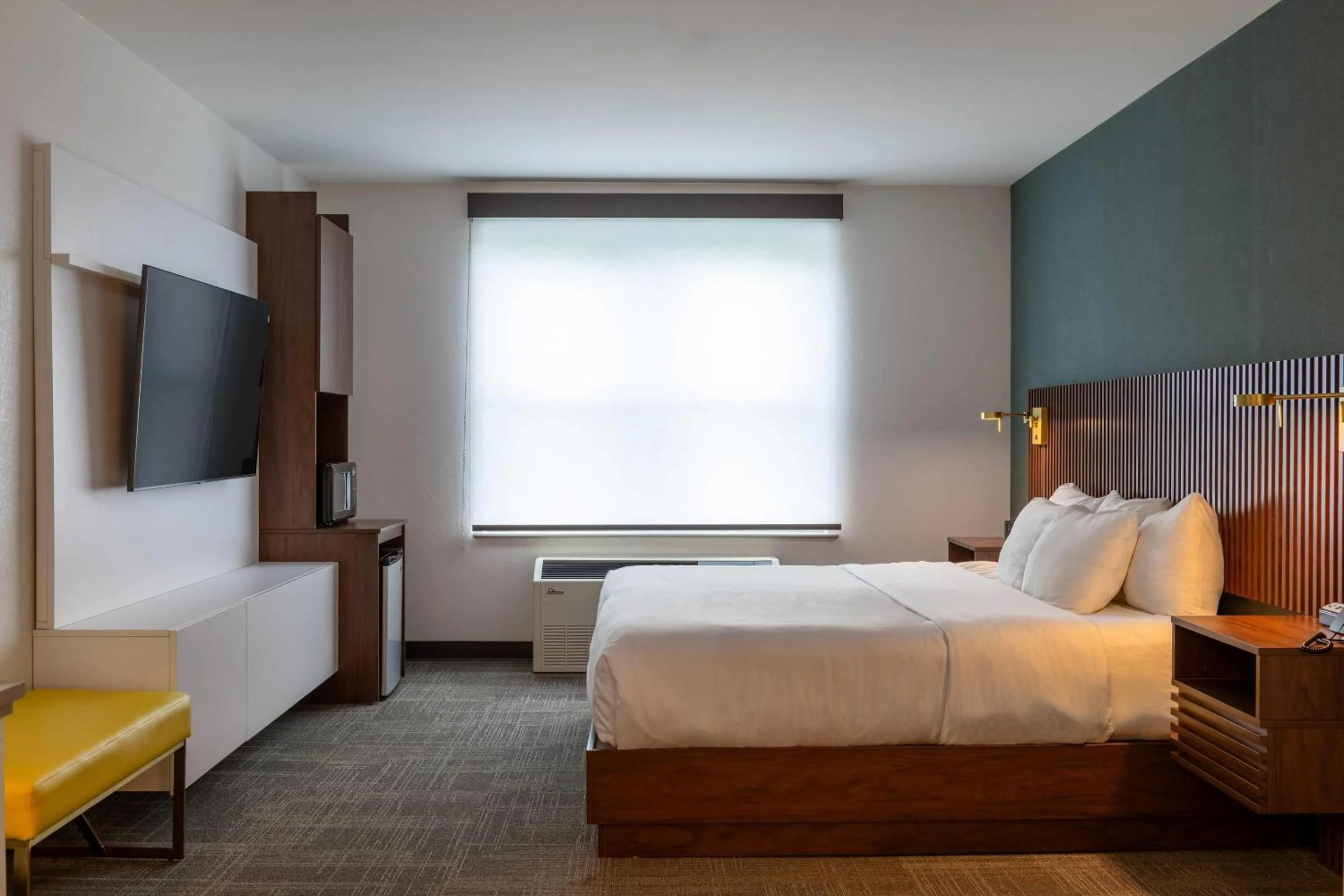 Bedroom, Bed in Comfort Inn & Suites Near Burke Mountain