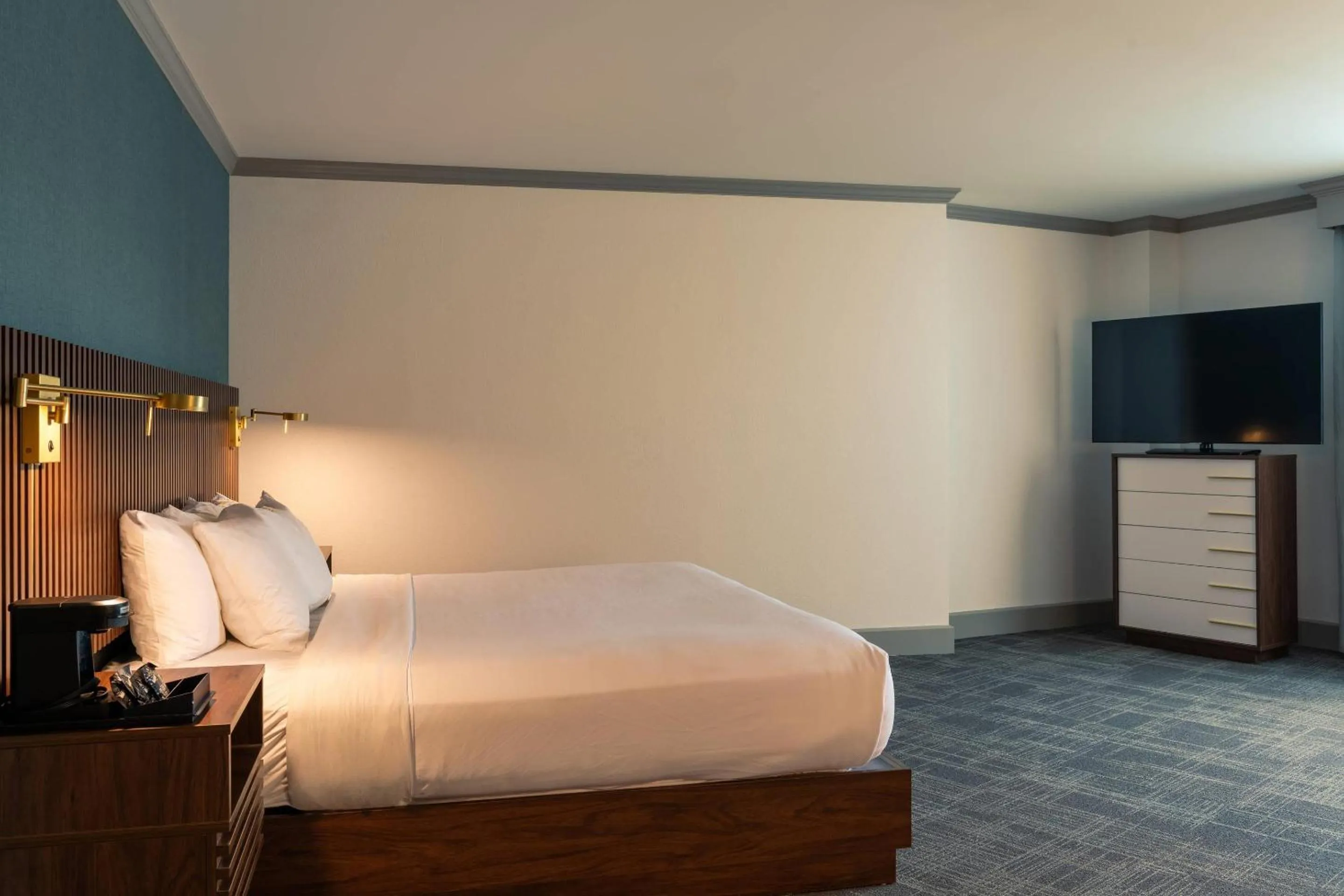 Bedroom, Bed in Comfort Inn & Suites Near Burke Mountain