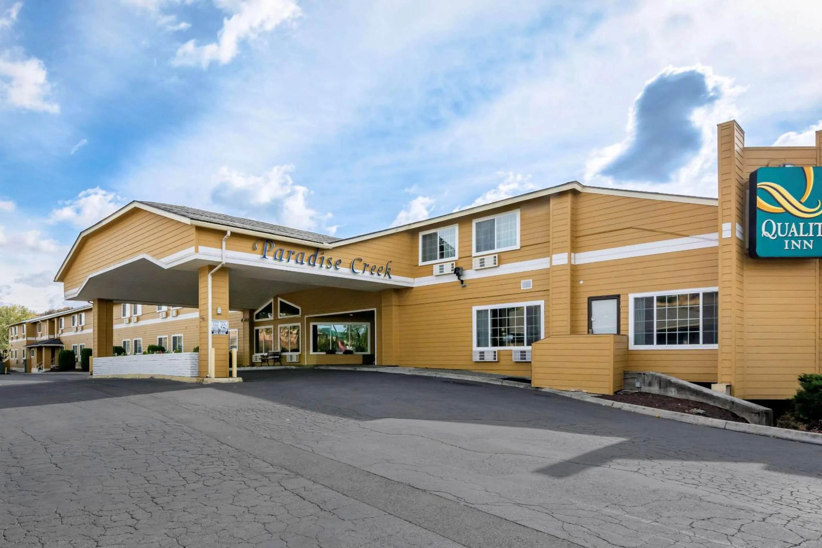 Property building in Quality Inn Paradise Creek