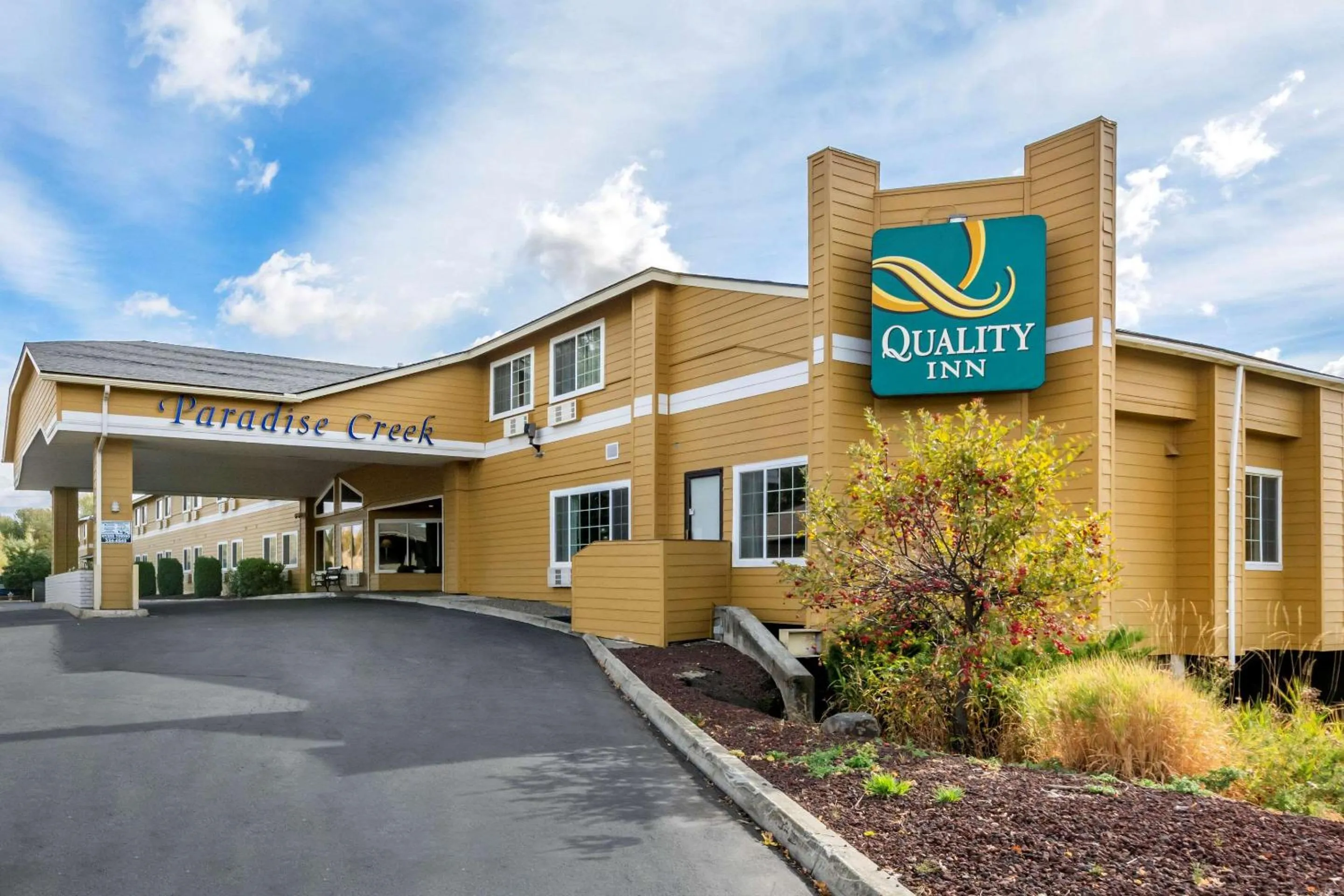 Property building in Quality Inn Paradise Creek