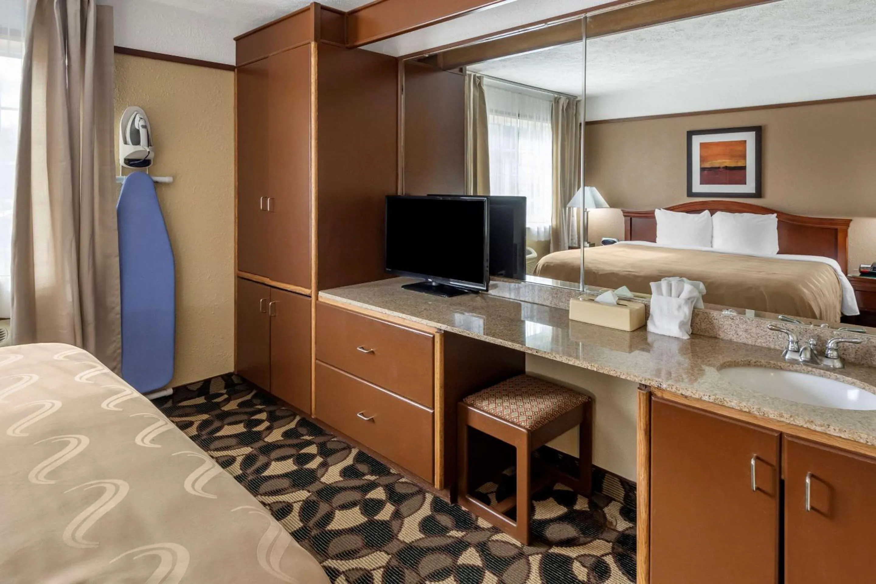 Photo of the whole room in Quality Inn Paradise Creek