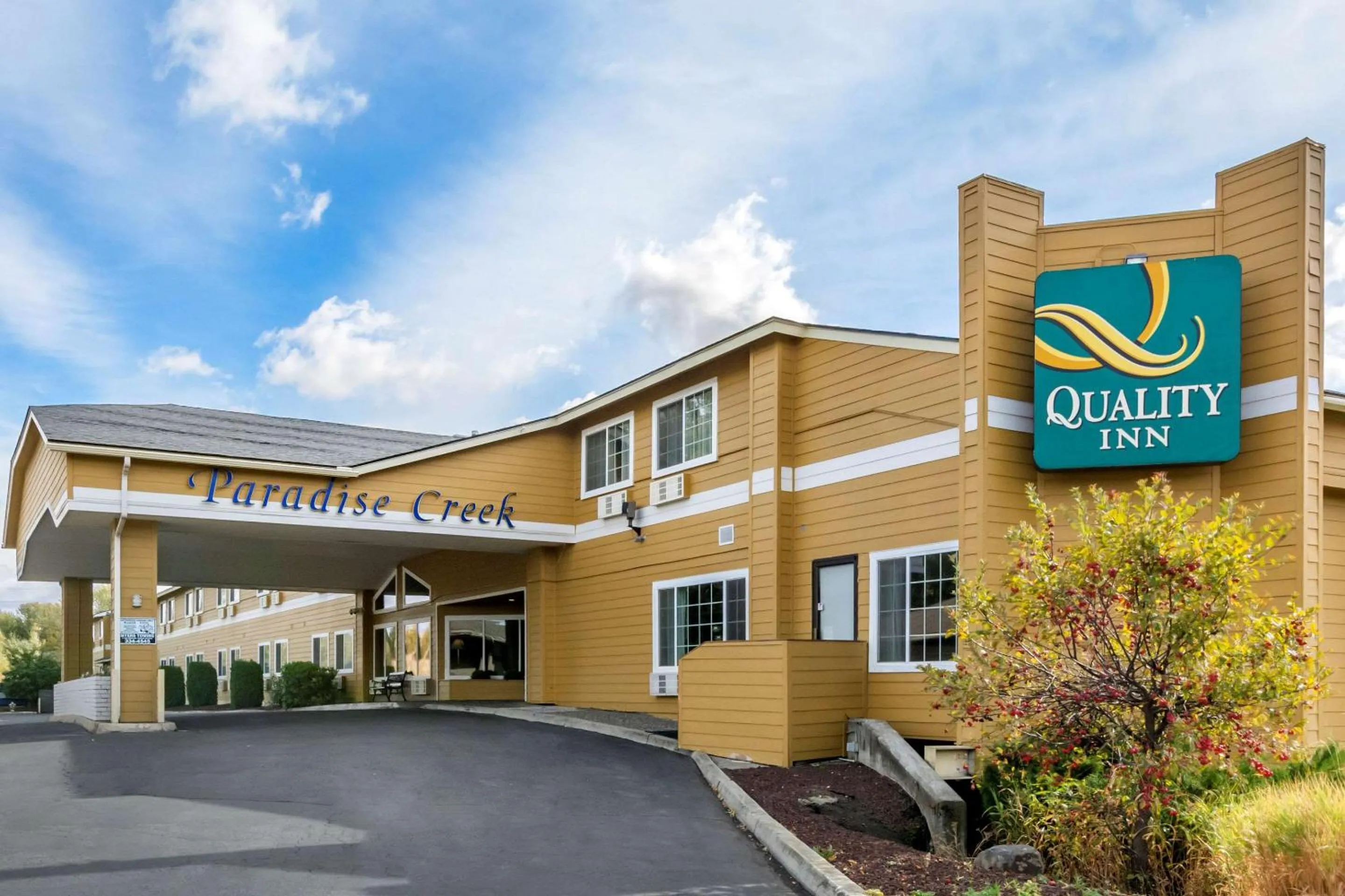 Property building in Quality Inn Paradise Creek