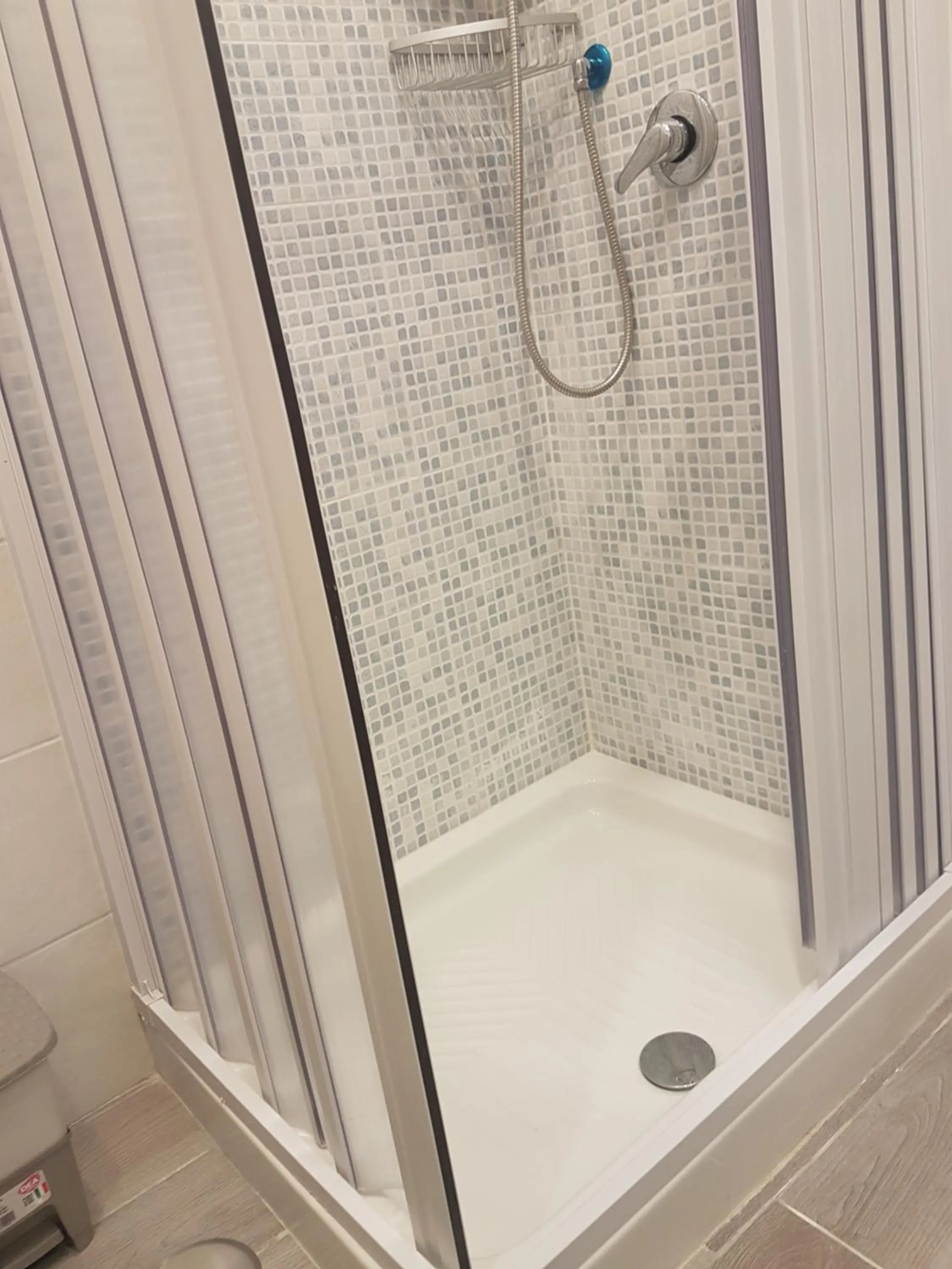 Shower in B&B Napoli Storica