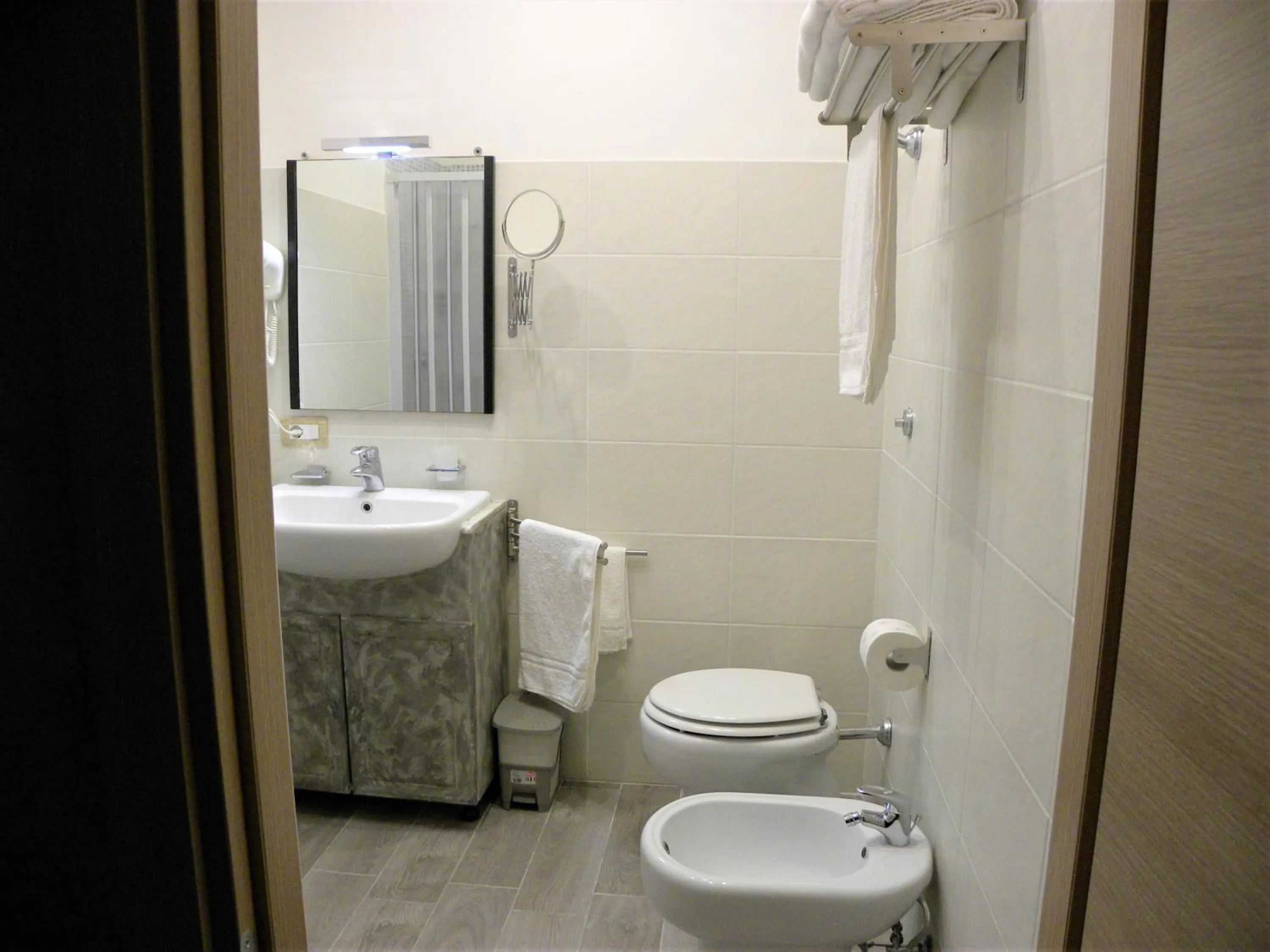 Shower in B&B Napoli Storica