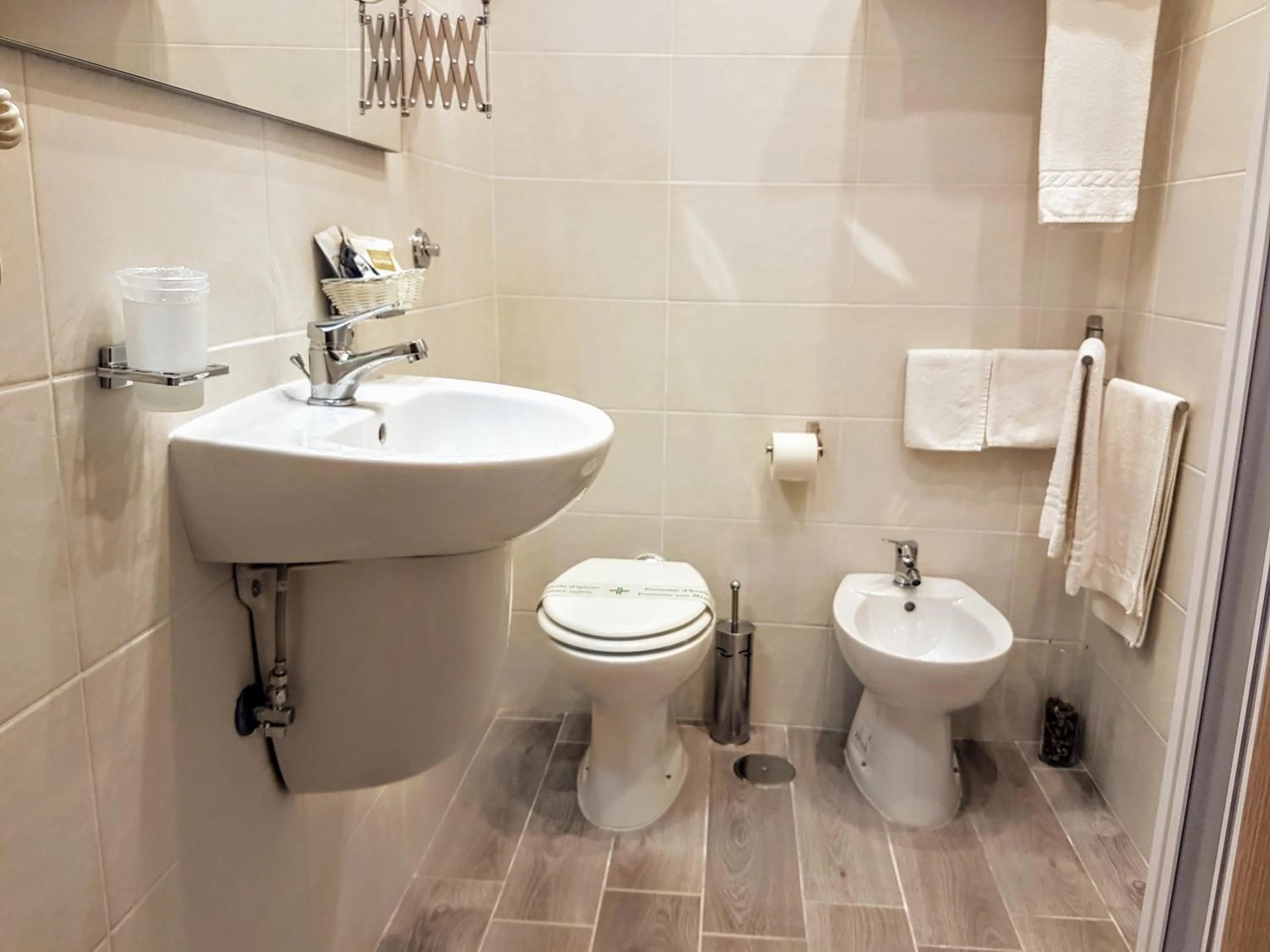 Shower in B&B Napoli Storica