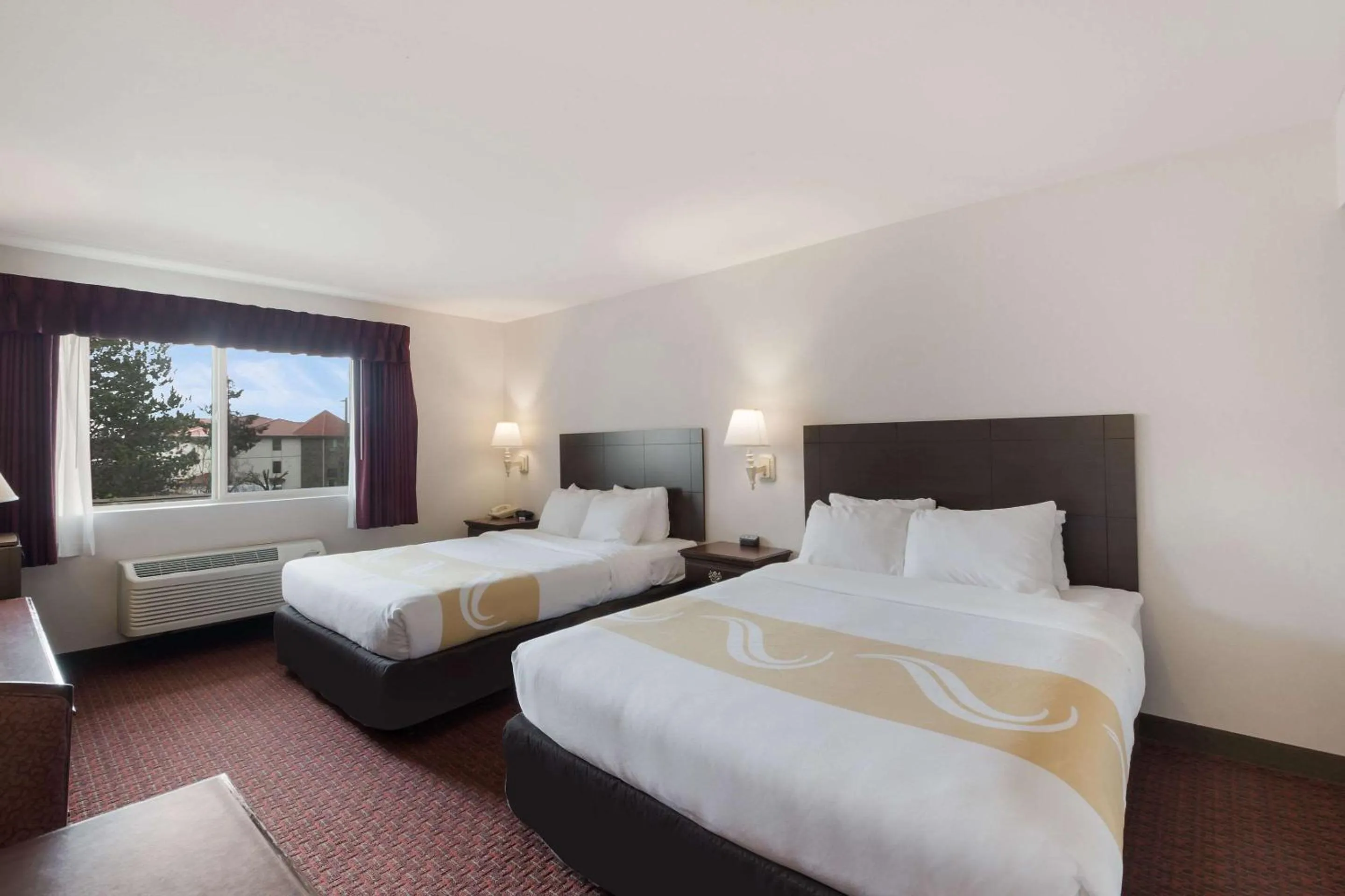 Photo of the whole room, Bed in Quality Inn Grand Suites Bellingham